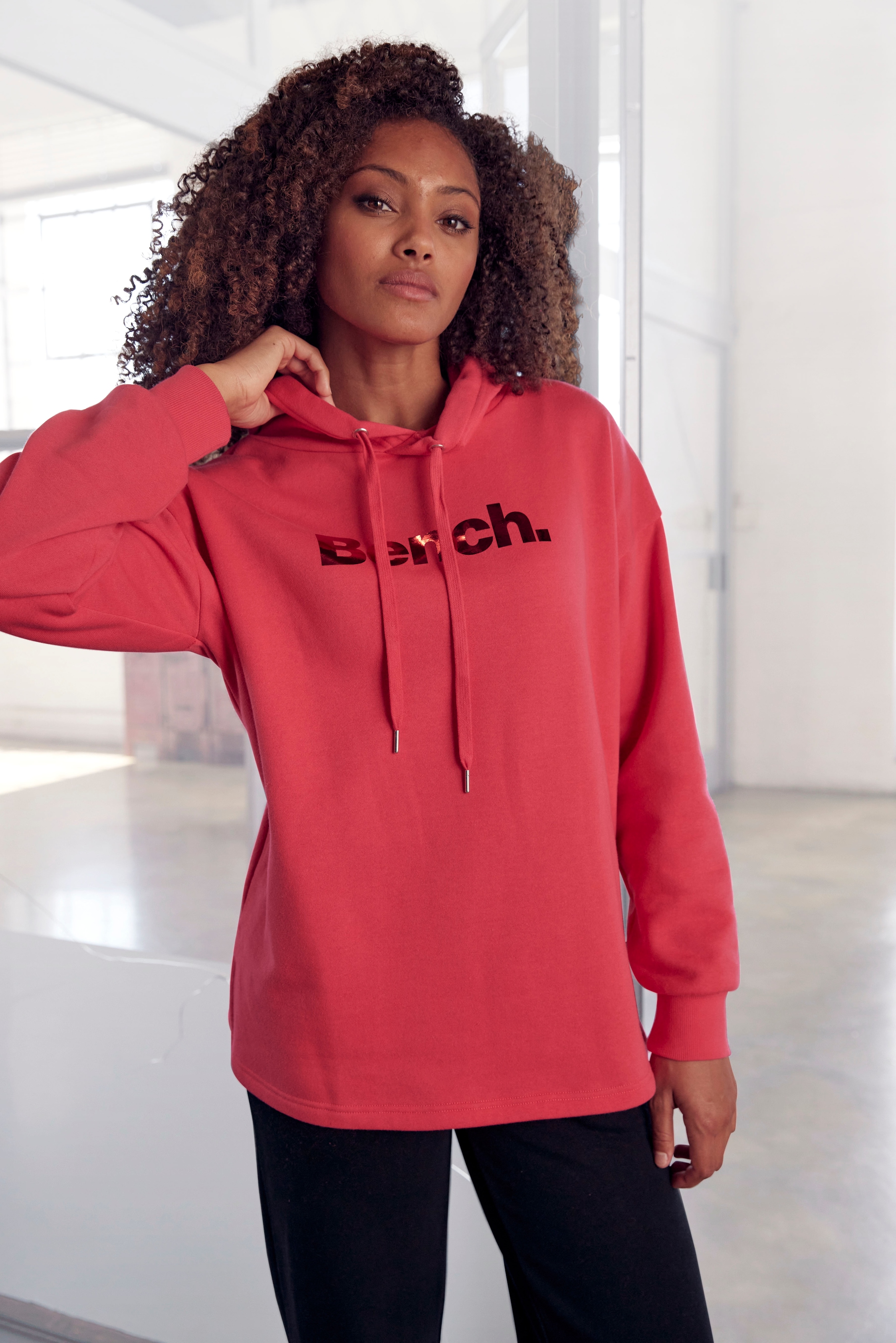 Bench. Loungewear Hoodie »-Kapuzensweatshirt«, Logodruck, glänzendem shoppen Loungewear, Loungeanzug mit