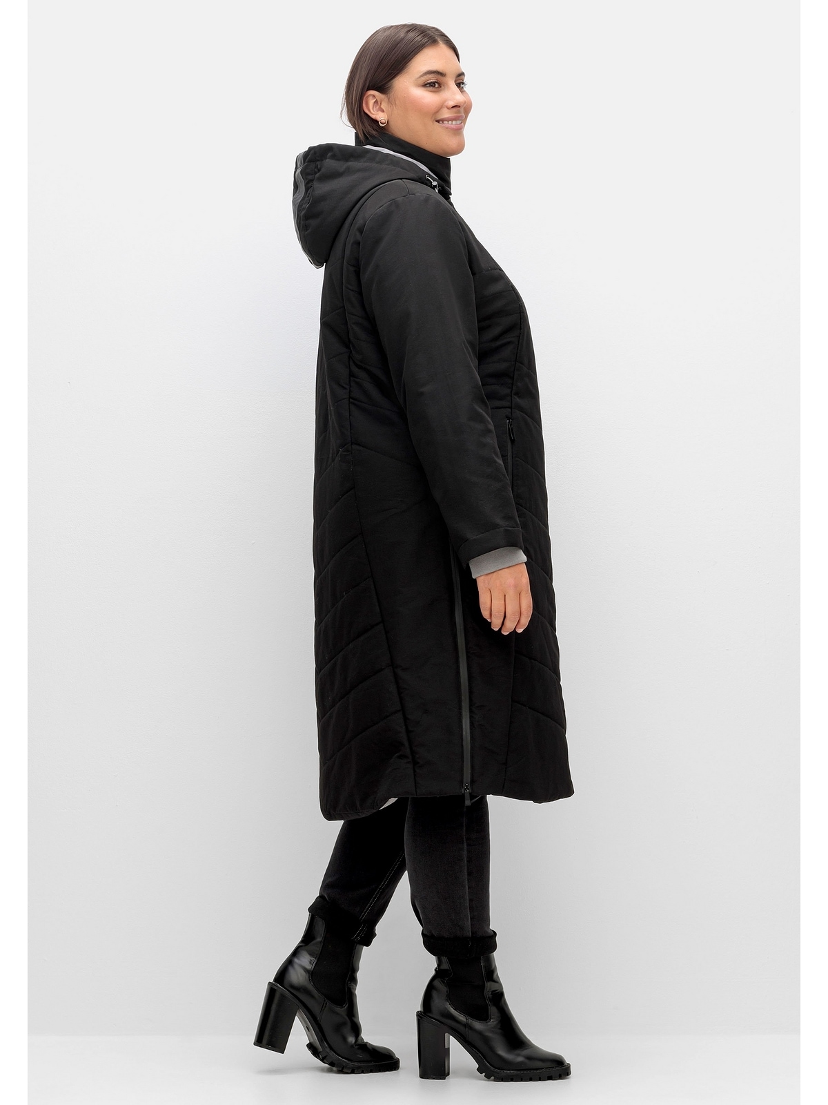 Sheego Steppmantel »Große Größen«, mit abzippbarer Kapuze und  Kontrastdetails bestellen | I\'m walking