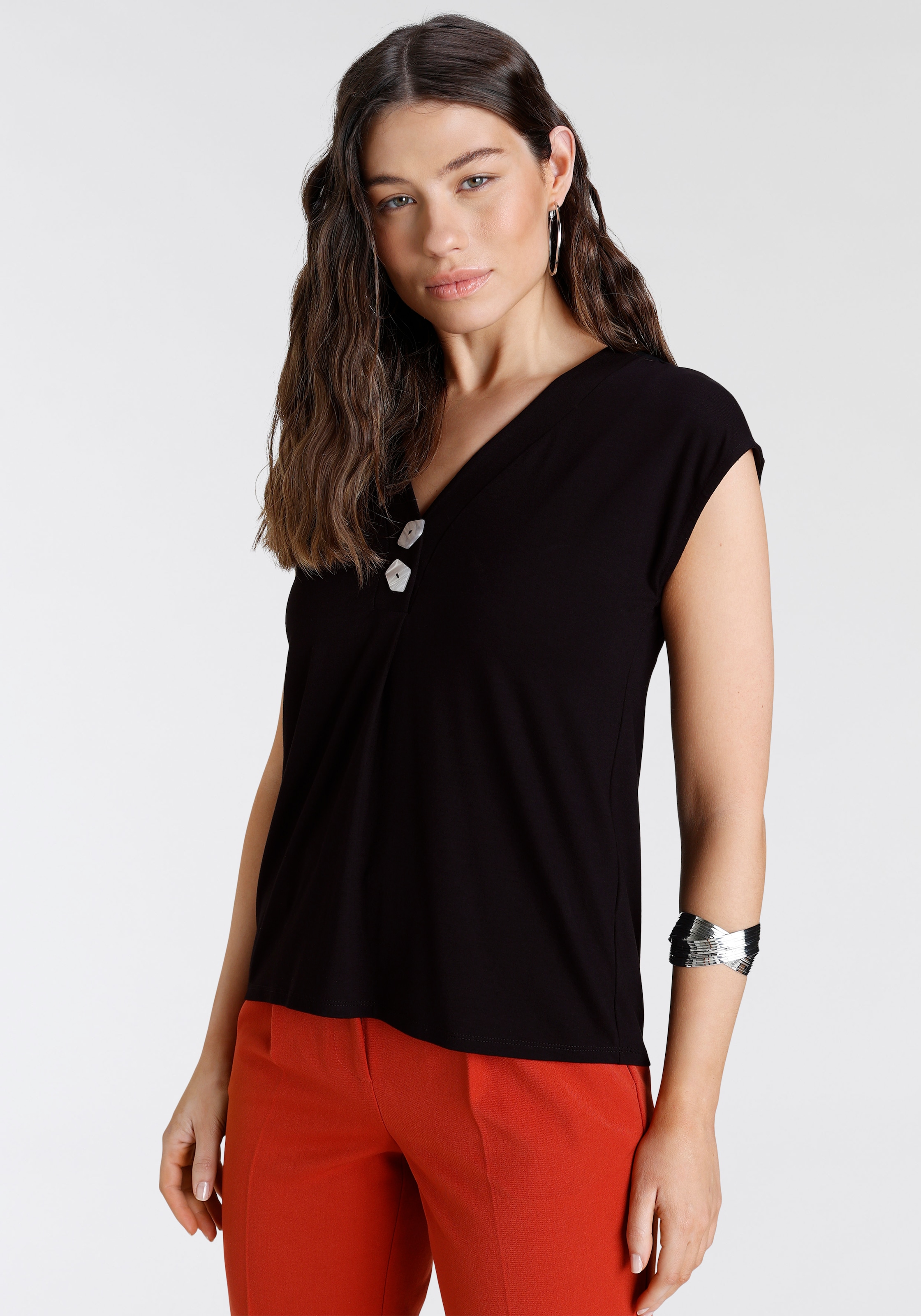 Laura Scott T-Shirt, mit V-Ausschnitt und Zierknöpfen online | I\'m walking