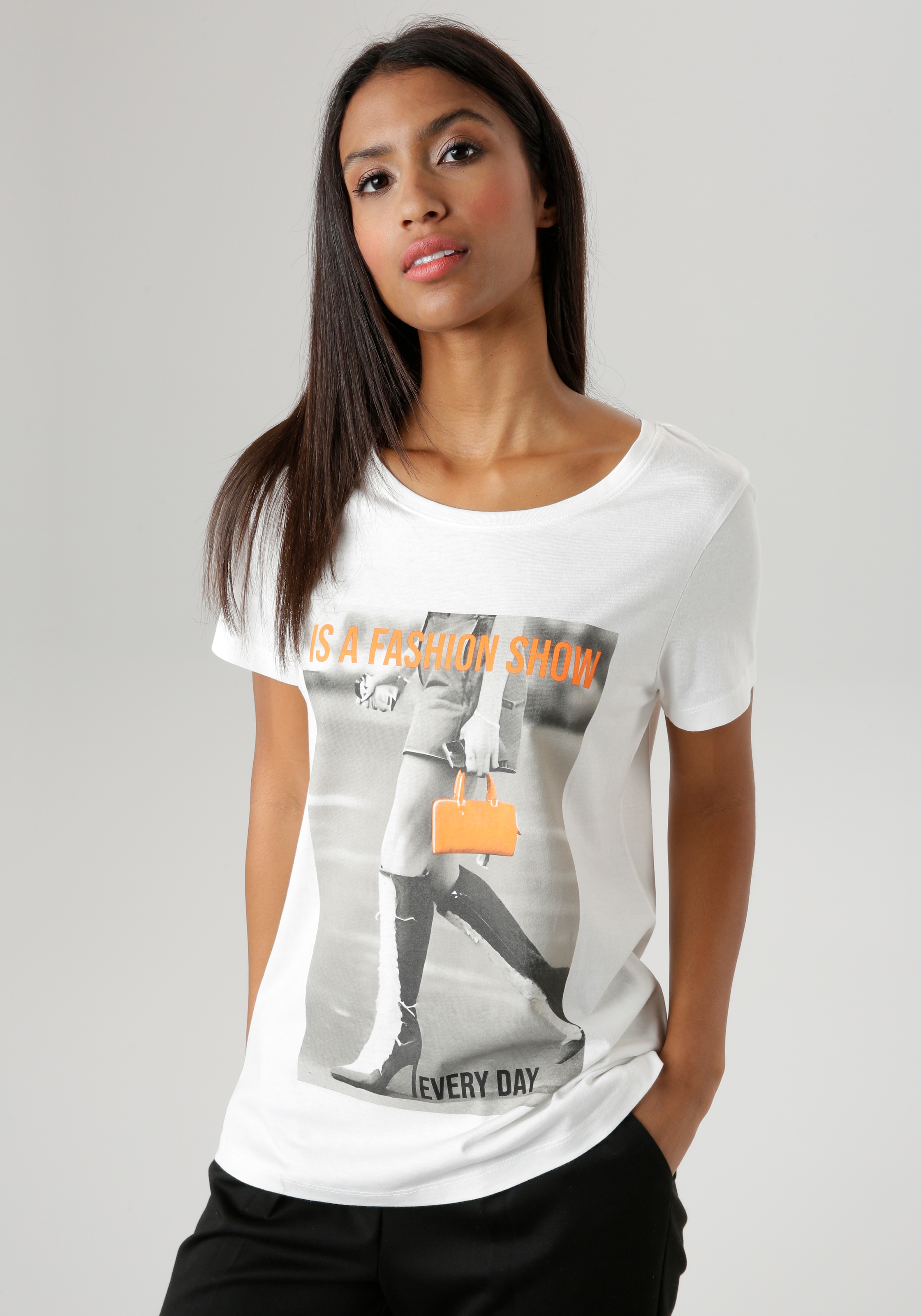 Aniston SELECTED T-Shirt, mit topmodischem Print 