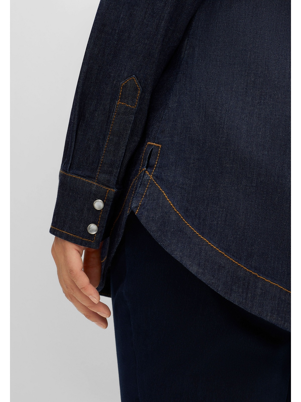 Größen«, Denim, mit Nähten elastischem Jeansbluse kontrastfarbenen »Große Sheego kaufen aus