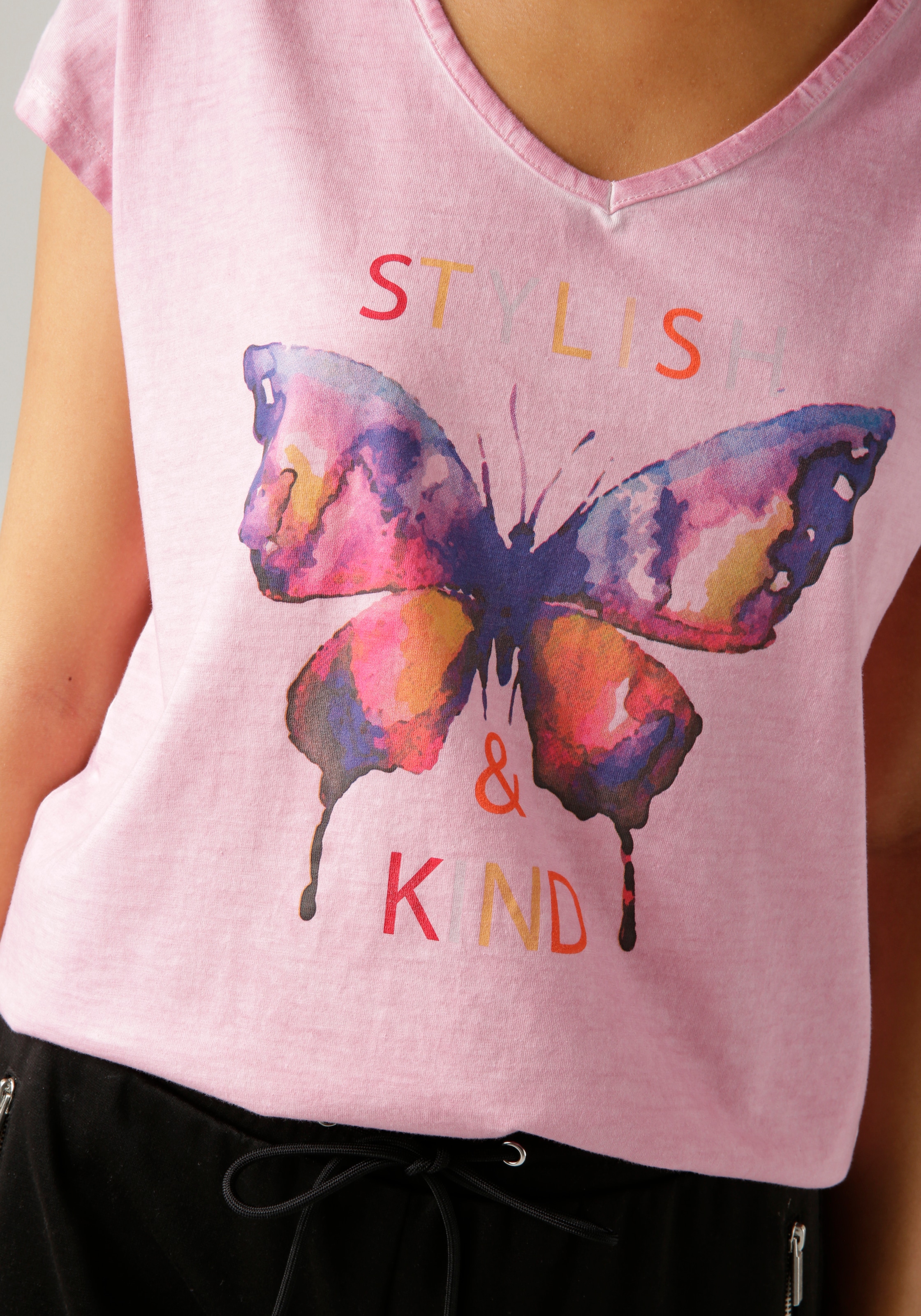 Aniston CASUAL T-Shirt, mit batikfarbigem Schmetterling und Schriftzug  kaufen | I\'m walking | V-Shirts