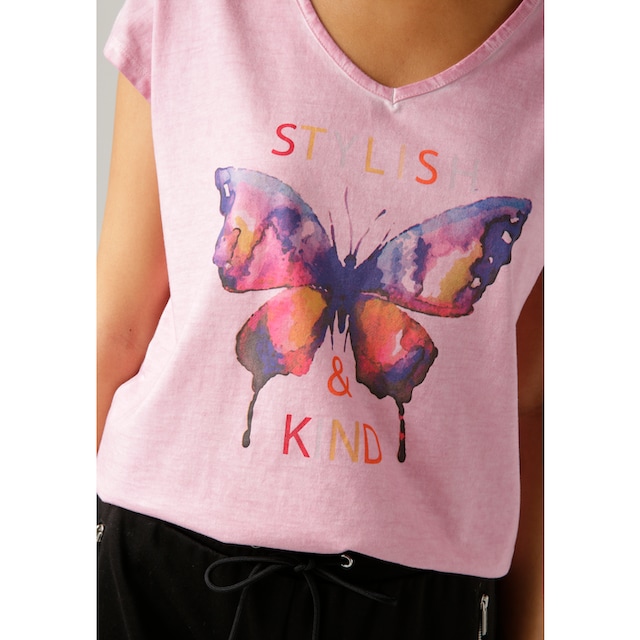 Aniston CASUAL T-Shirt, mit batikfarbigem Schmetterling und Schriftzug  kaufen | I'm walking