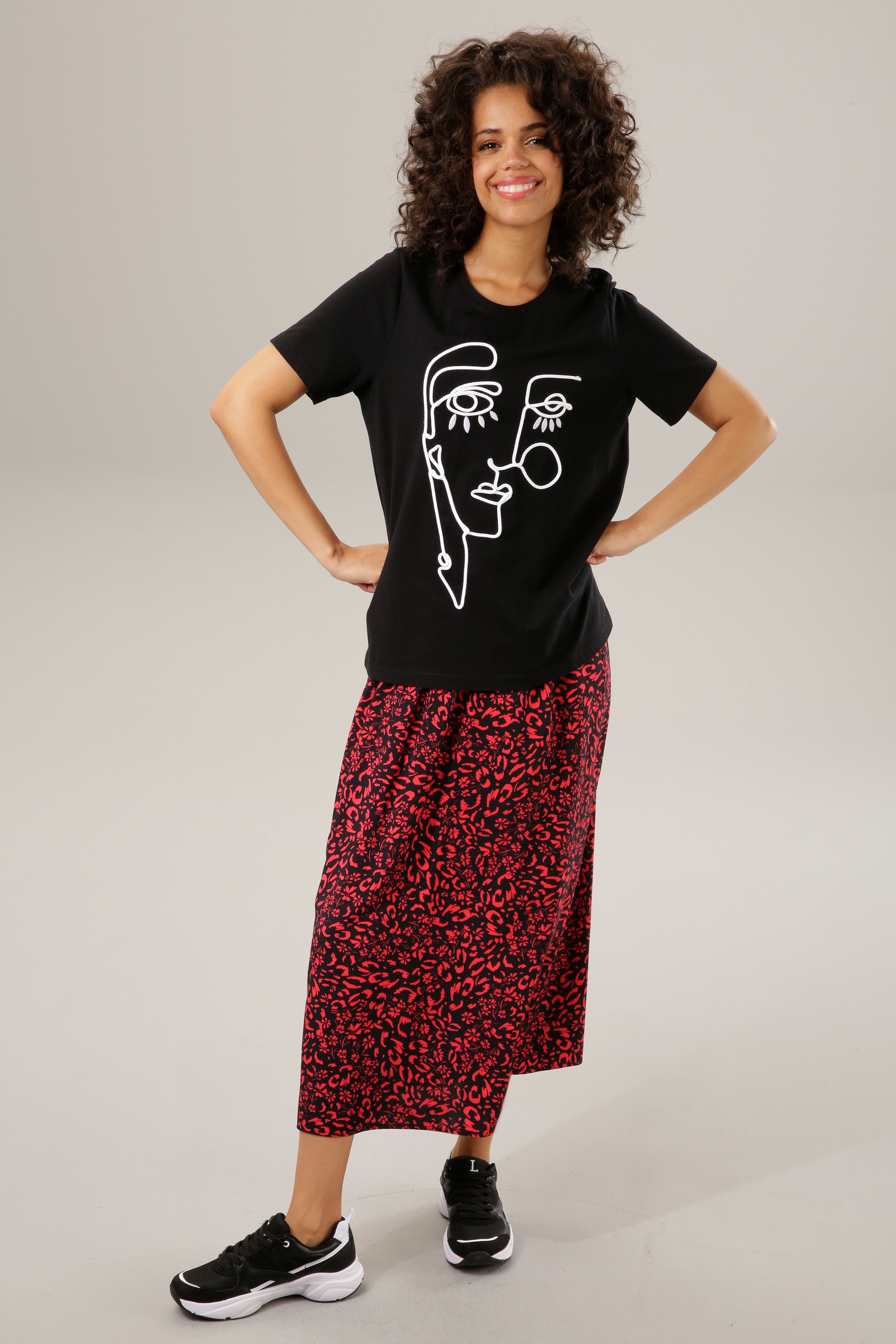 Aniston CASUAL T-Shirt, kunstvollem und aus online I\'m Kordel | mit Kopf walking Stickerei