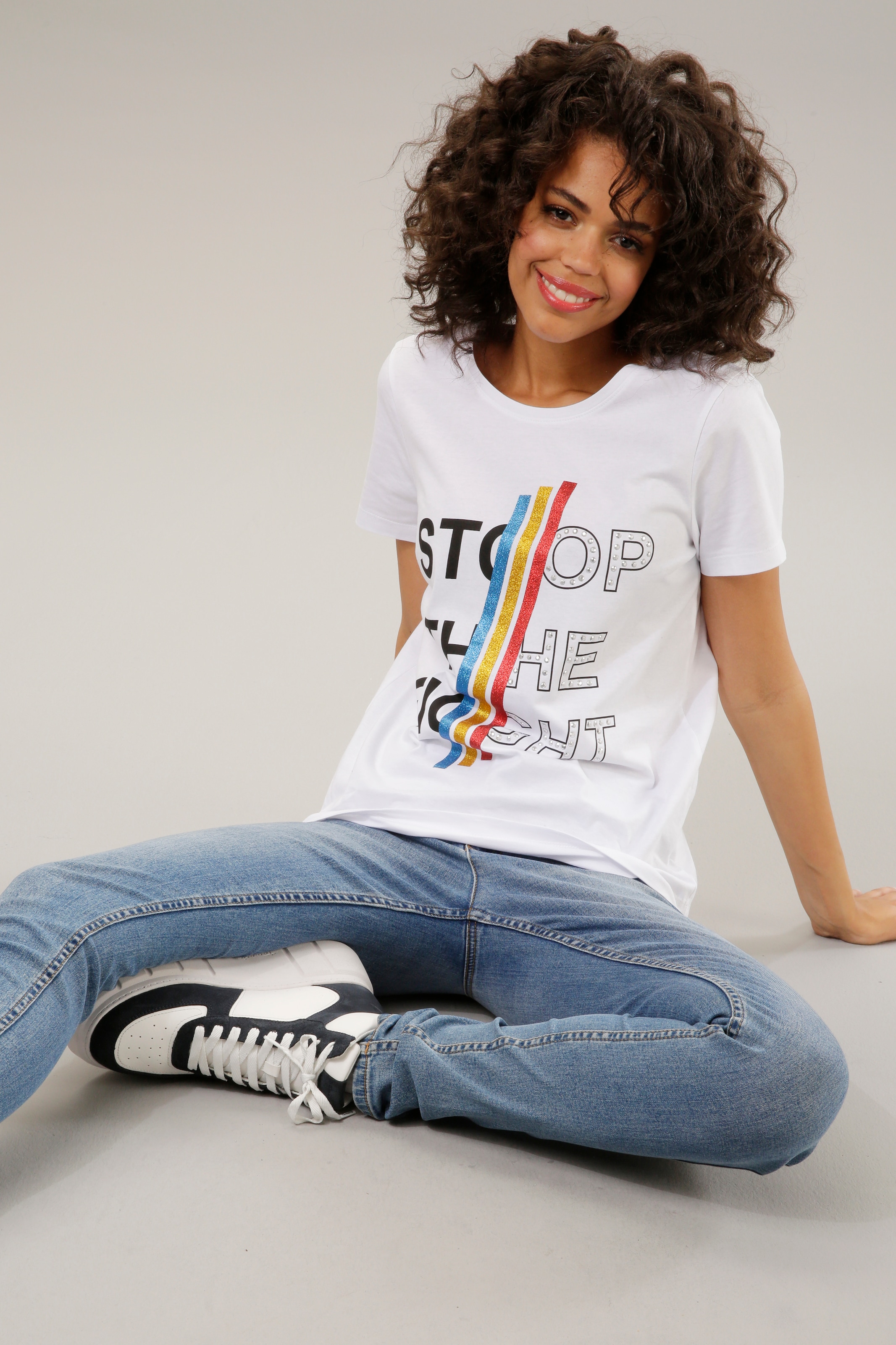 Aniston CASUAL Print-Shirt, mit und Glitzerstreifen, Schriftzug shoppen bunten Nieten