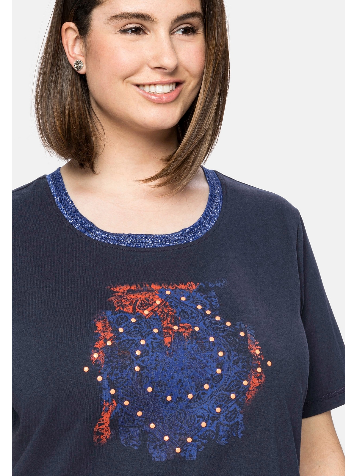 am Frontdruck Sheego Größen«, modischem bestellen und Ausschnitt T-Shirt »Große Effektgarn mit