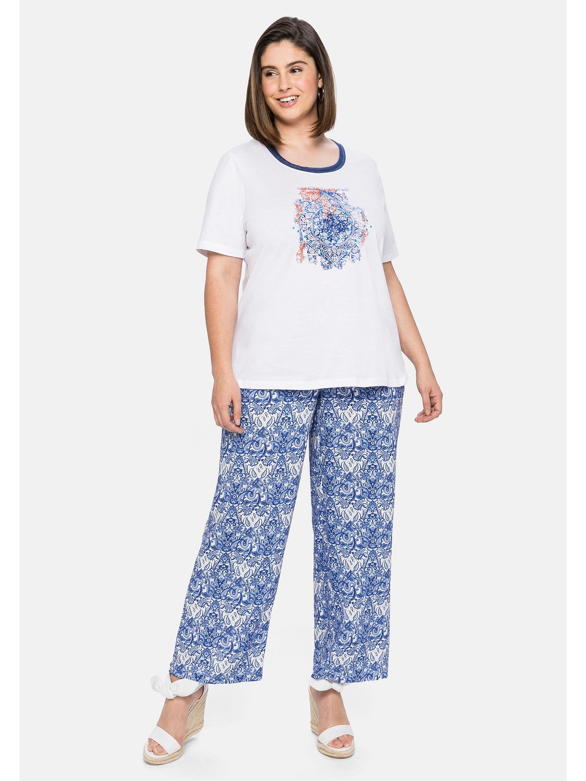 Sheego T-Shirt modischem »Große mit Frontdruck Ausschnitt und Größen«, bestellen Effektgarn am