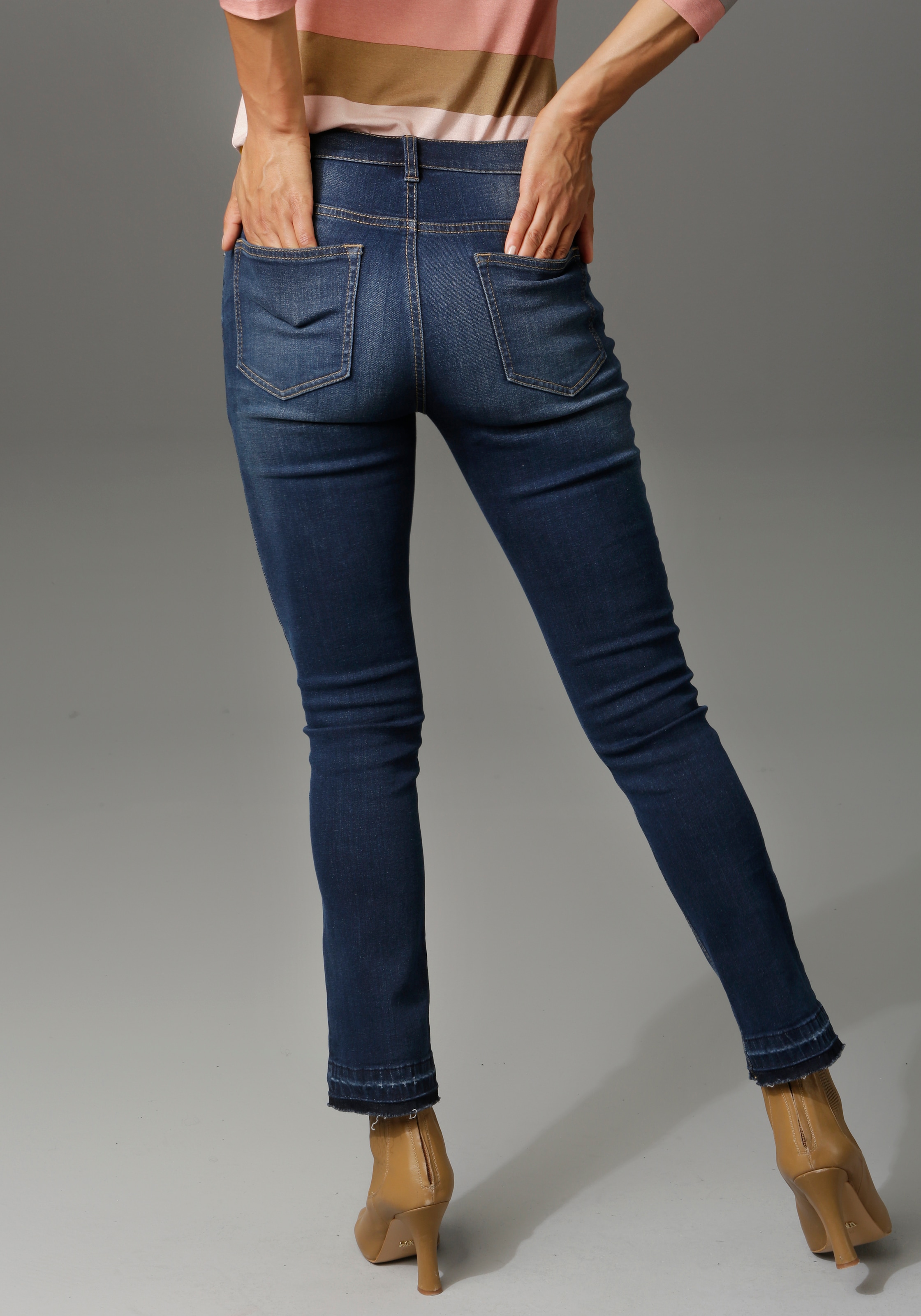 Absolut preiswert Aniston CASUAL Bootcut-Jeans, mit leicht ausgefranstem am Beinabschluss Waschung trendiger shoppen