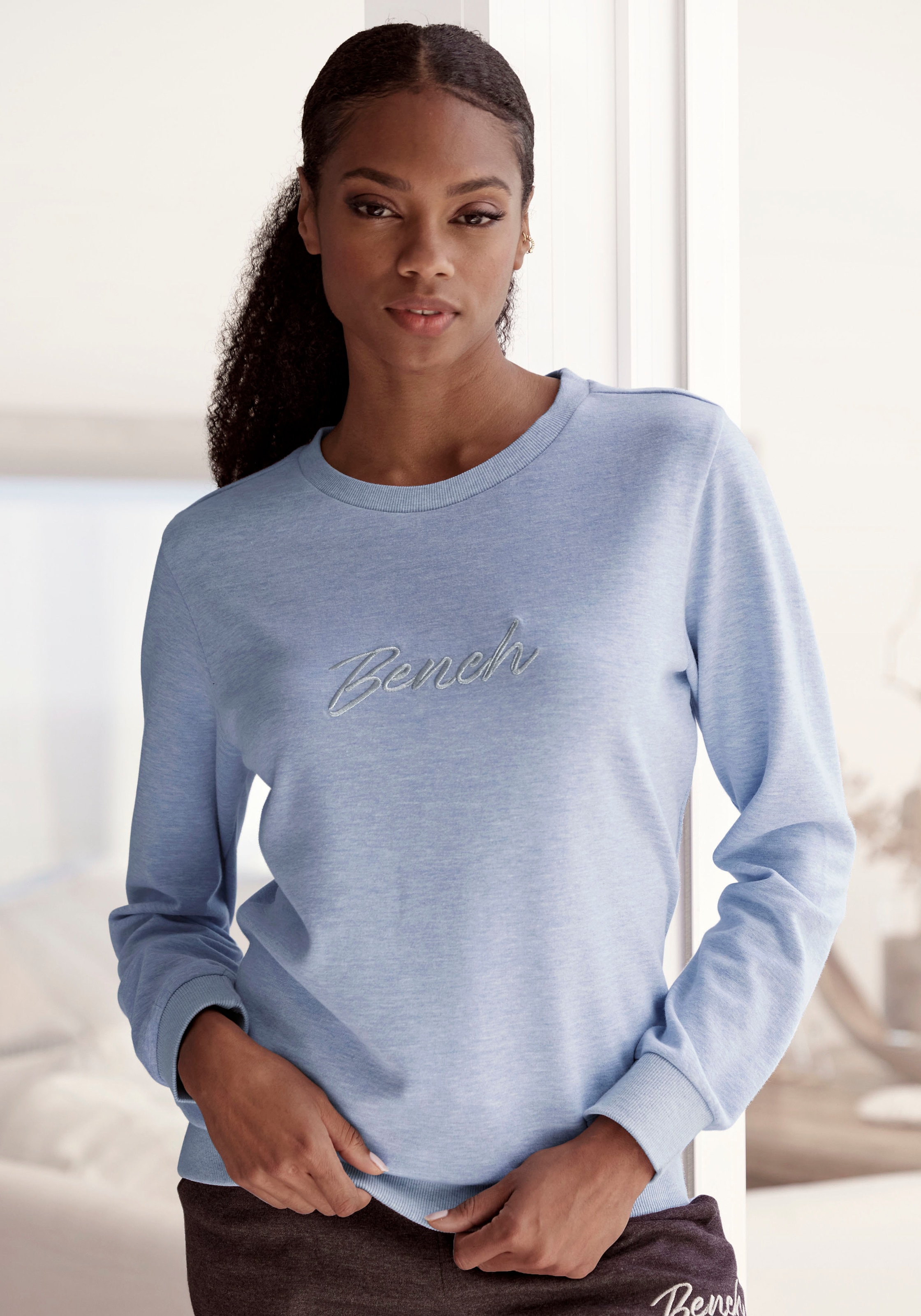 Bench. Loungewear Sweatshirt »-Loungeshirt«, mit glänzender Logostickerei,  Loungewear, Loungeanzug bestellen | I\'m walking