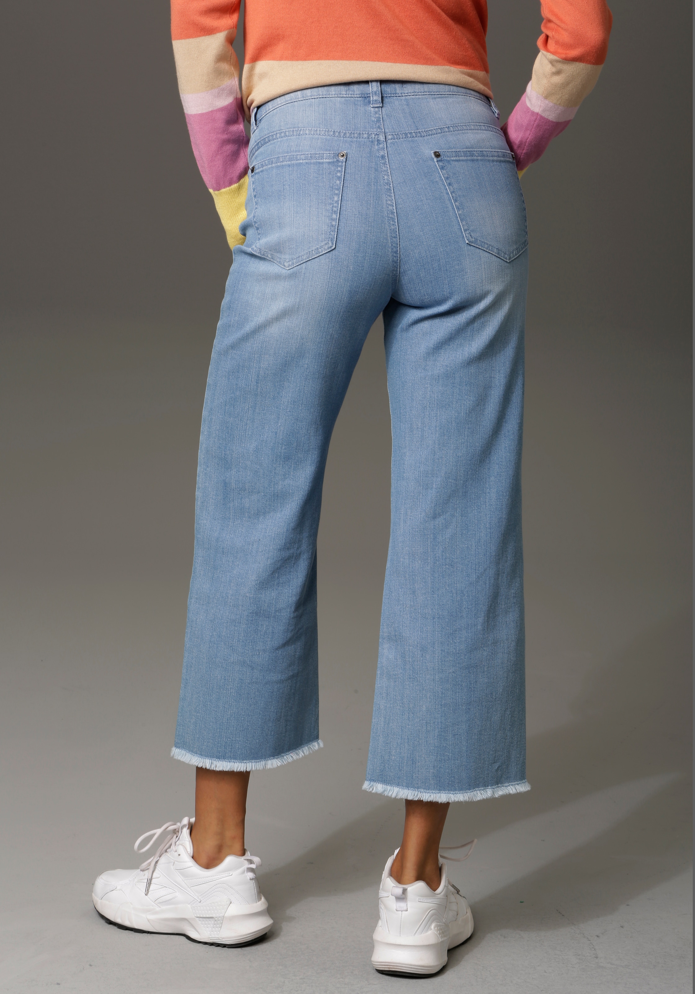 Beinabschluss walking 7/8-Jeans, ausgefranstem kaufen leicht | Aniston mit CASUAL I\'m