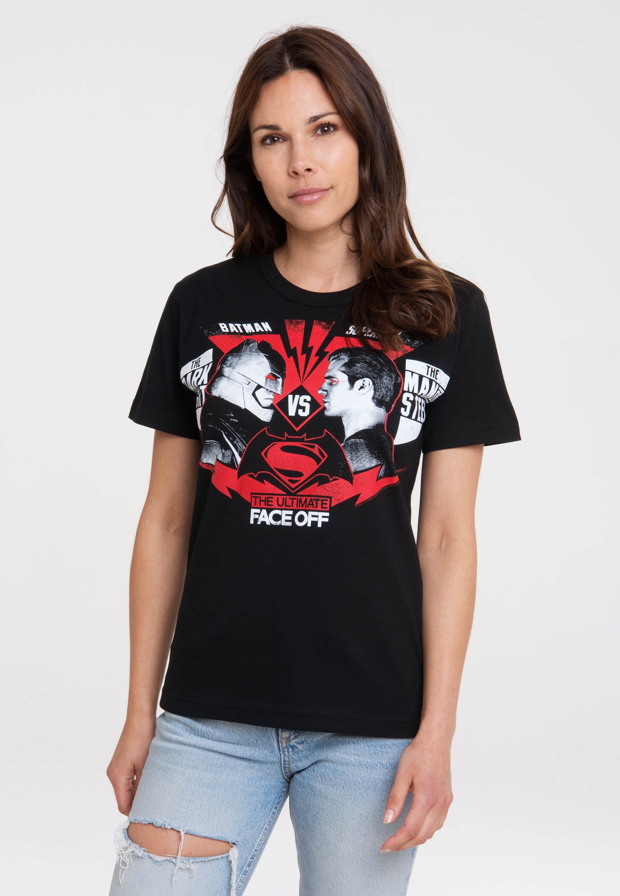 LOGOSHIRT T-Shirt »Batman großem mit walking - Superhelden-Print online Face I\'m vs Off«, Superman 