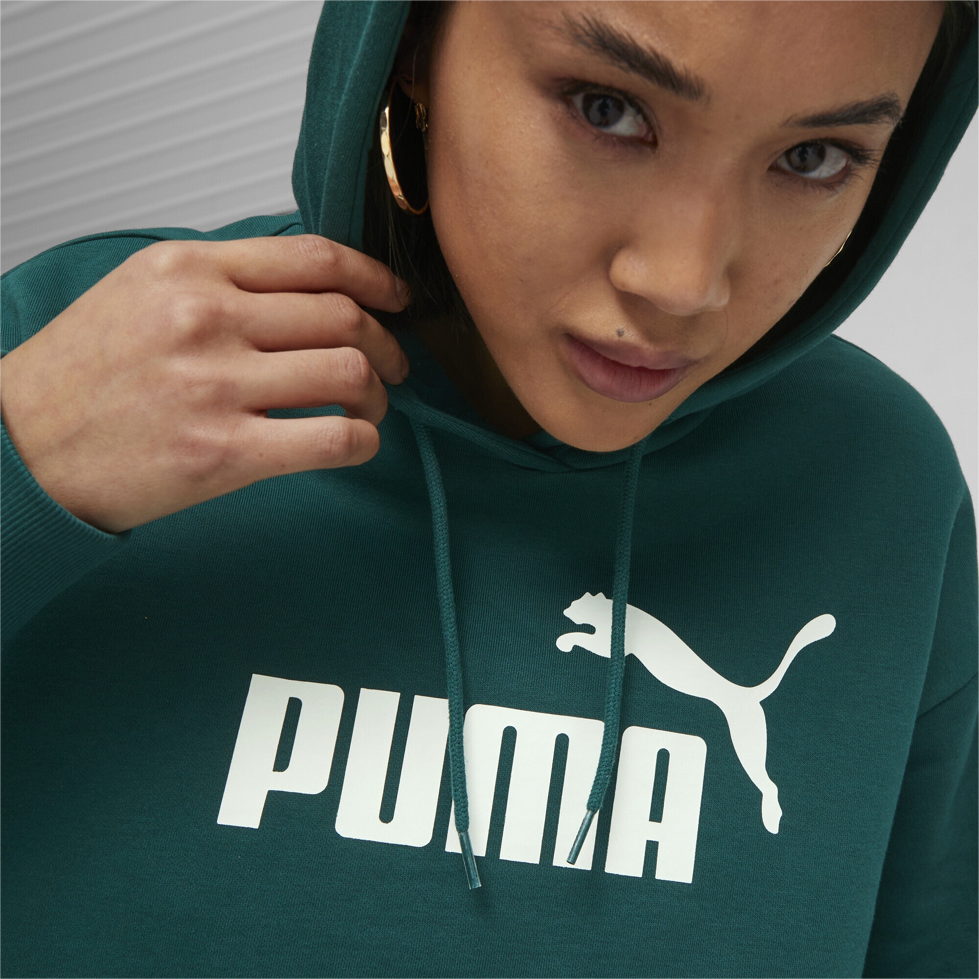 PUMA Sweatshirt »Essentials+ Cropped Logo Hoodie Damen« bestellen | Jogginganzüge