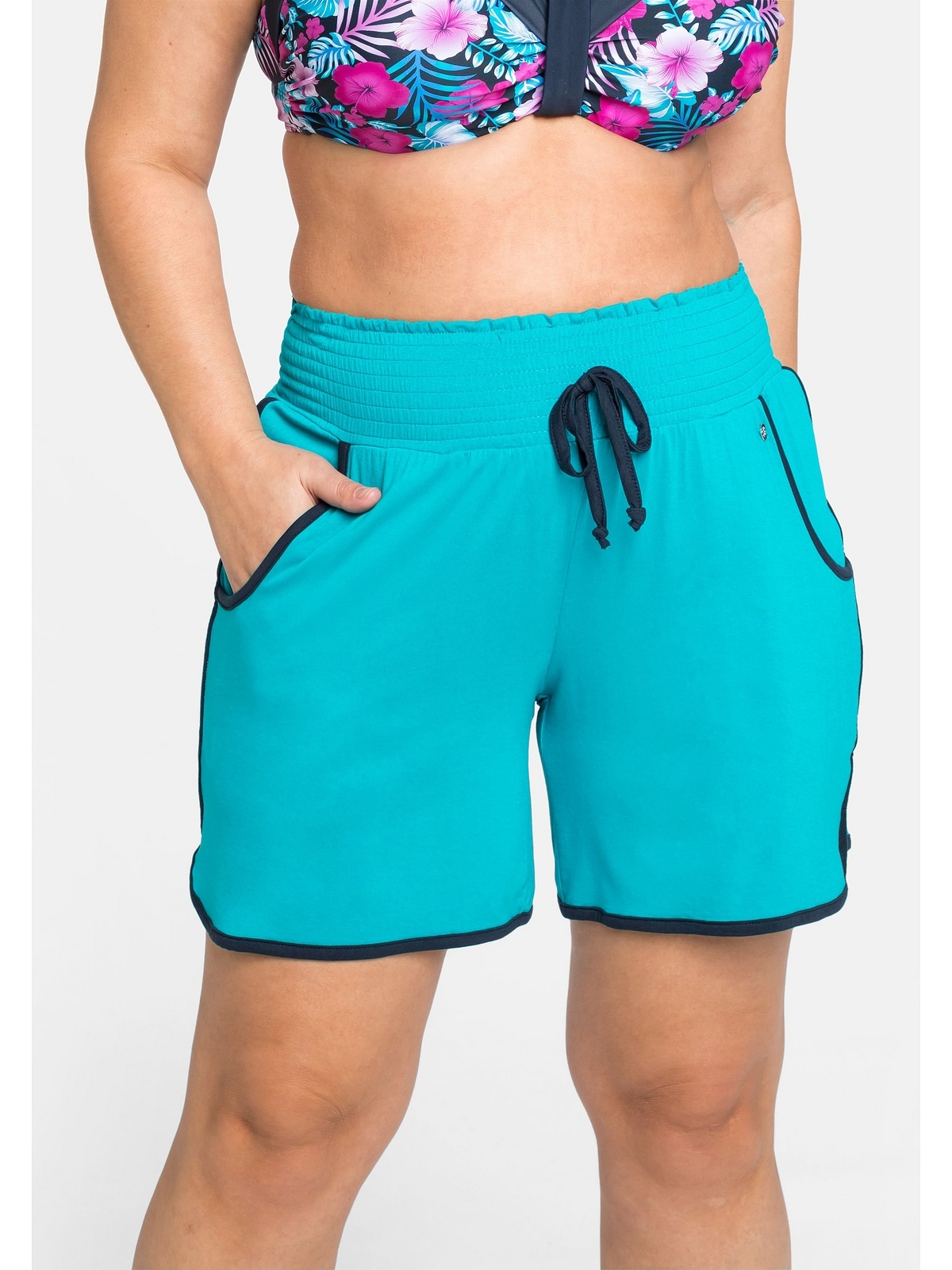 Sheego Shorts »Große Größen«, mit Smokbund und Kontrastpaspeln kaufen | I\'m  walking