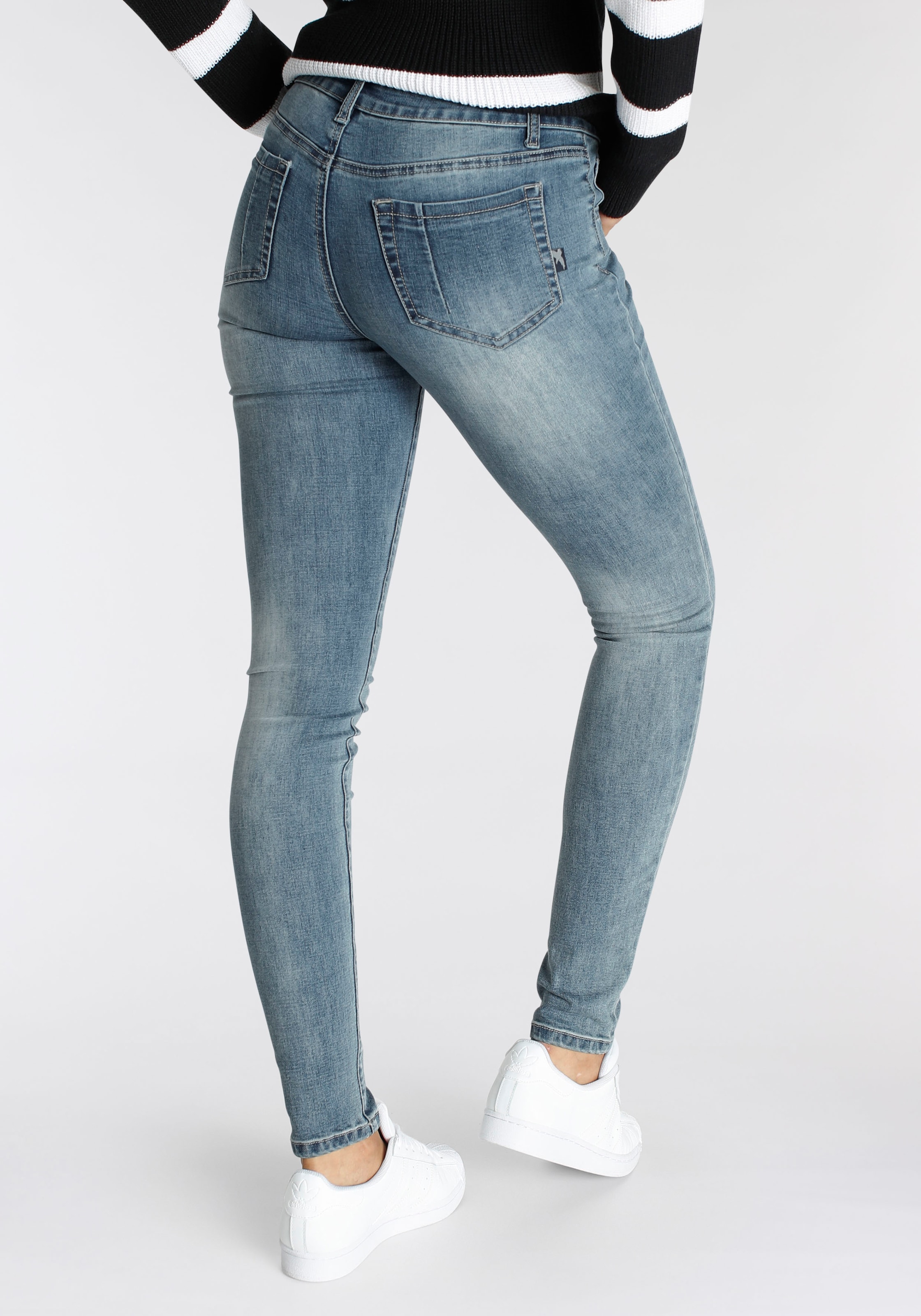 Arizona Skinny-fit-Jeans »Ultra-Stretch, sehr bequem, gut zu kombinieren«, Mid  Waist high performance stretch Denim normale Leibhöhe figurbetont shoppen