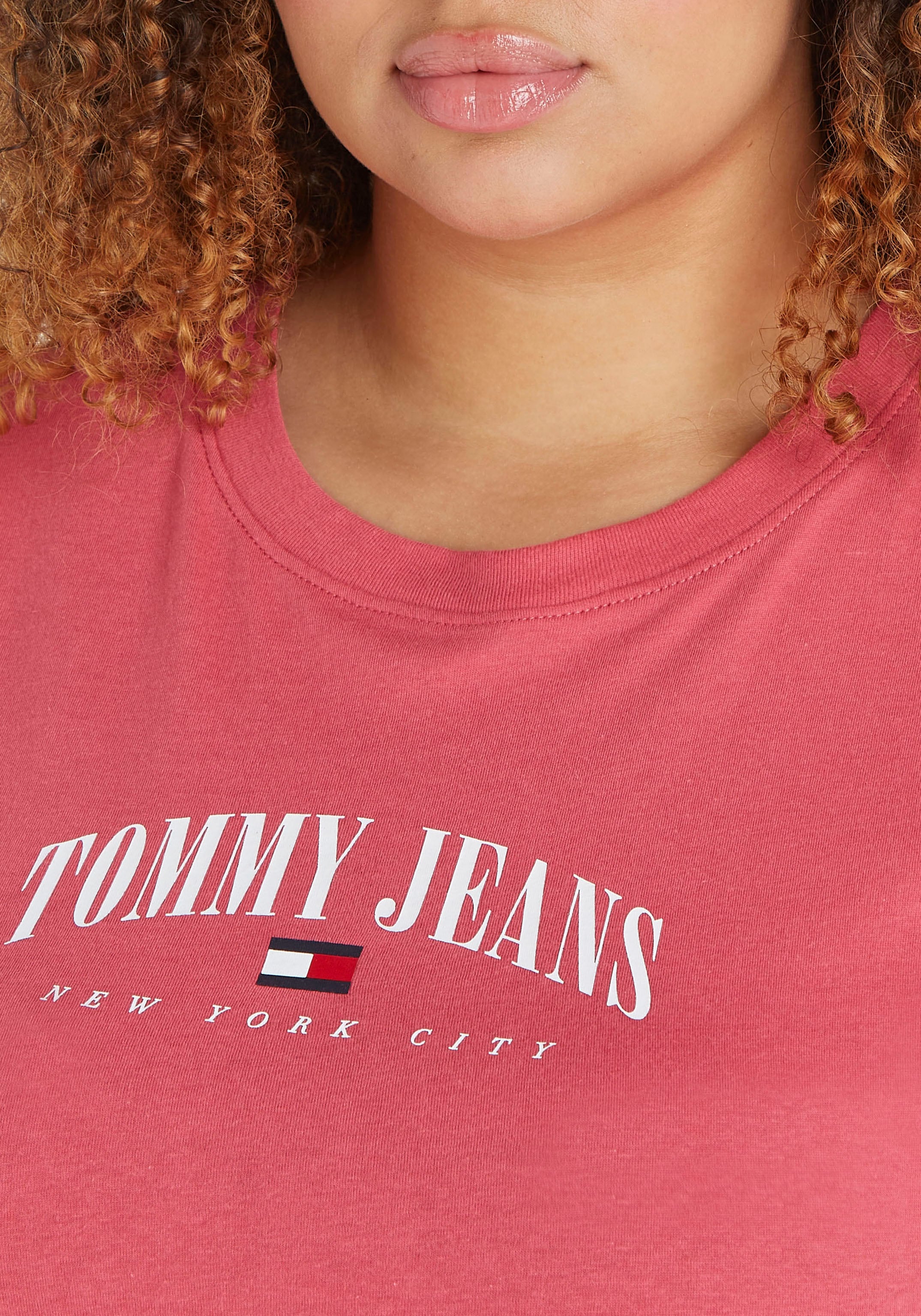 Tommy Jeans Curve Kurzarmshirt Jeans-Markendetails SIZE ESSENTIAL CURVE,mit Tommy I\'m CRV SS«, BBY »TJW 2 (1 | LOGO bestellen walking tlg.), PLUS