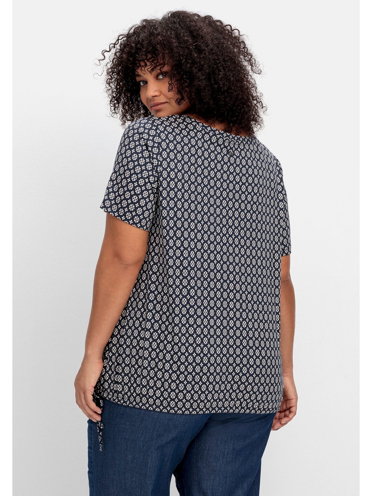 Sheego T-Shirt »Große Größen«, mit Tunnelzug am Saum und Alloverprint  kaufen | I'm walking