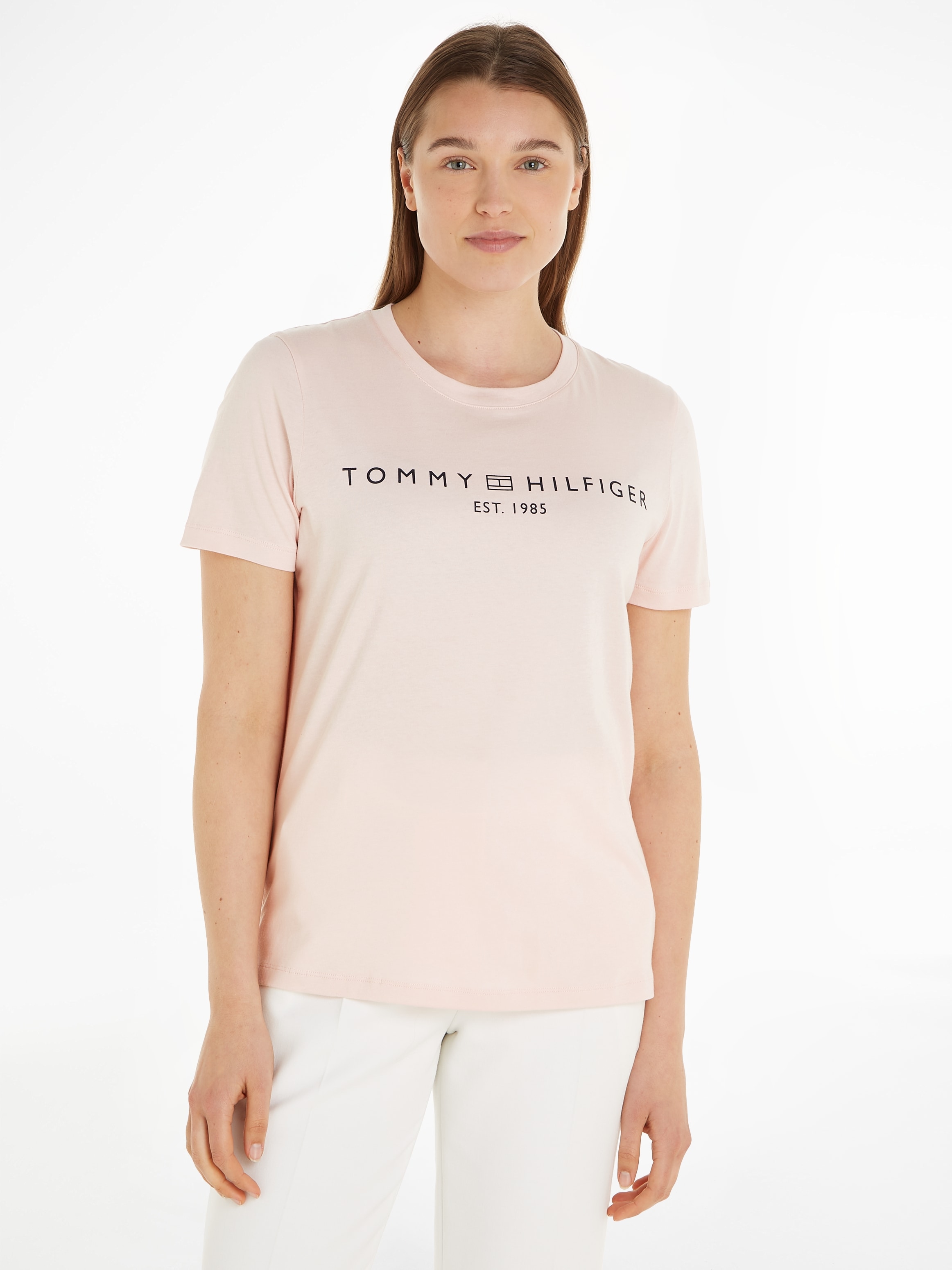 auf CORP online der »REG LOGO C-NK Tommy Markenlabel Brust Hilfiger mit T-Shirt SS«,