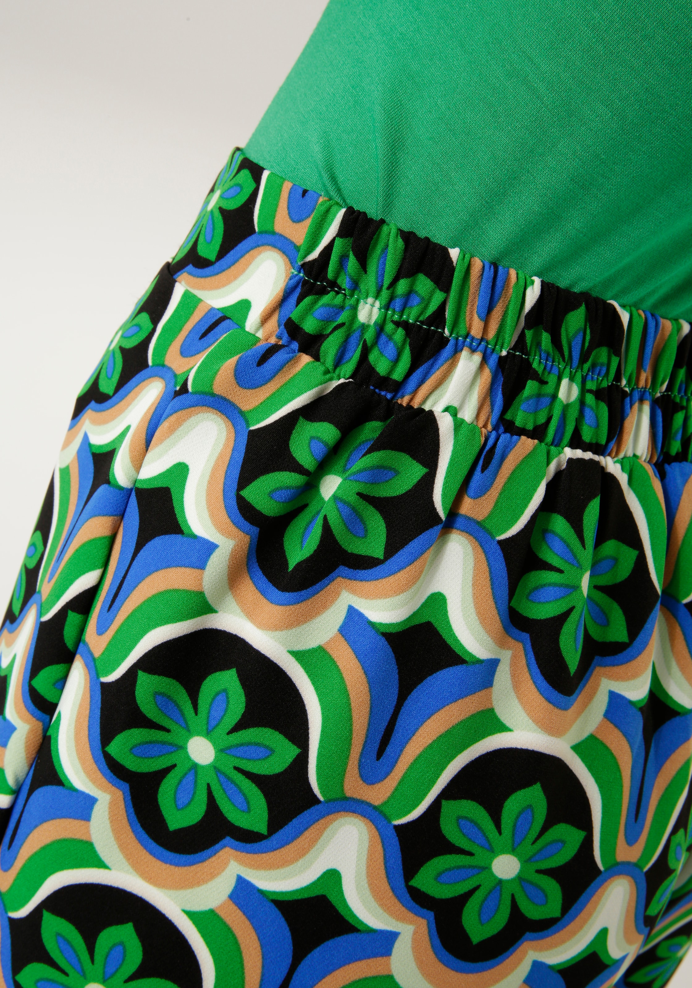 Aniston CASUAL NEUE Schlupfhose, kaufen KOLLEKTION Retro-Muster- I\'m farbenfrohem Unikat | ein mit - Teil online jedes walking