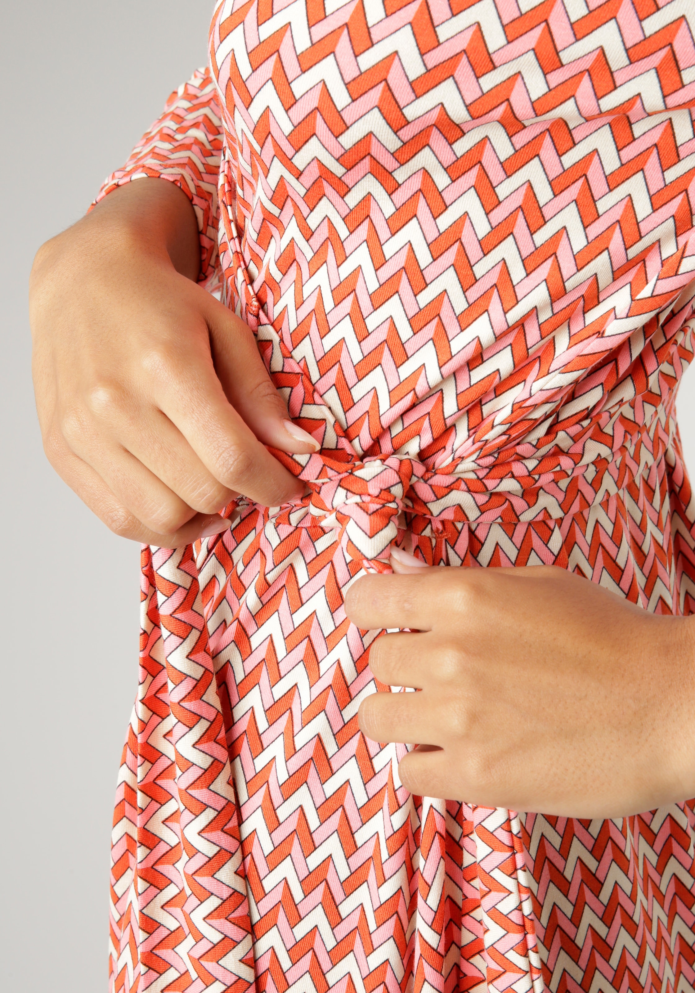 Muster NEUE KOLLEKTION walking I\'m SELECTED Jerseykleid, seitlichem mit | und - Aniston geometrischem online Bindedetail