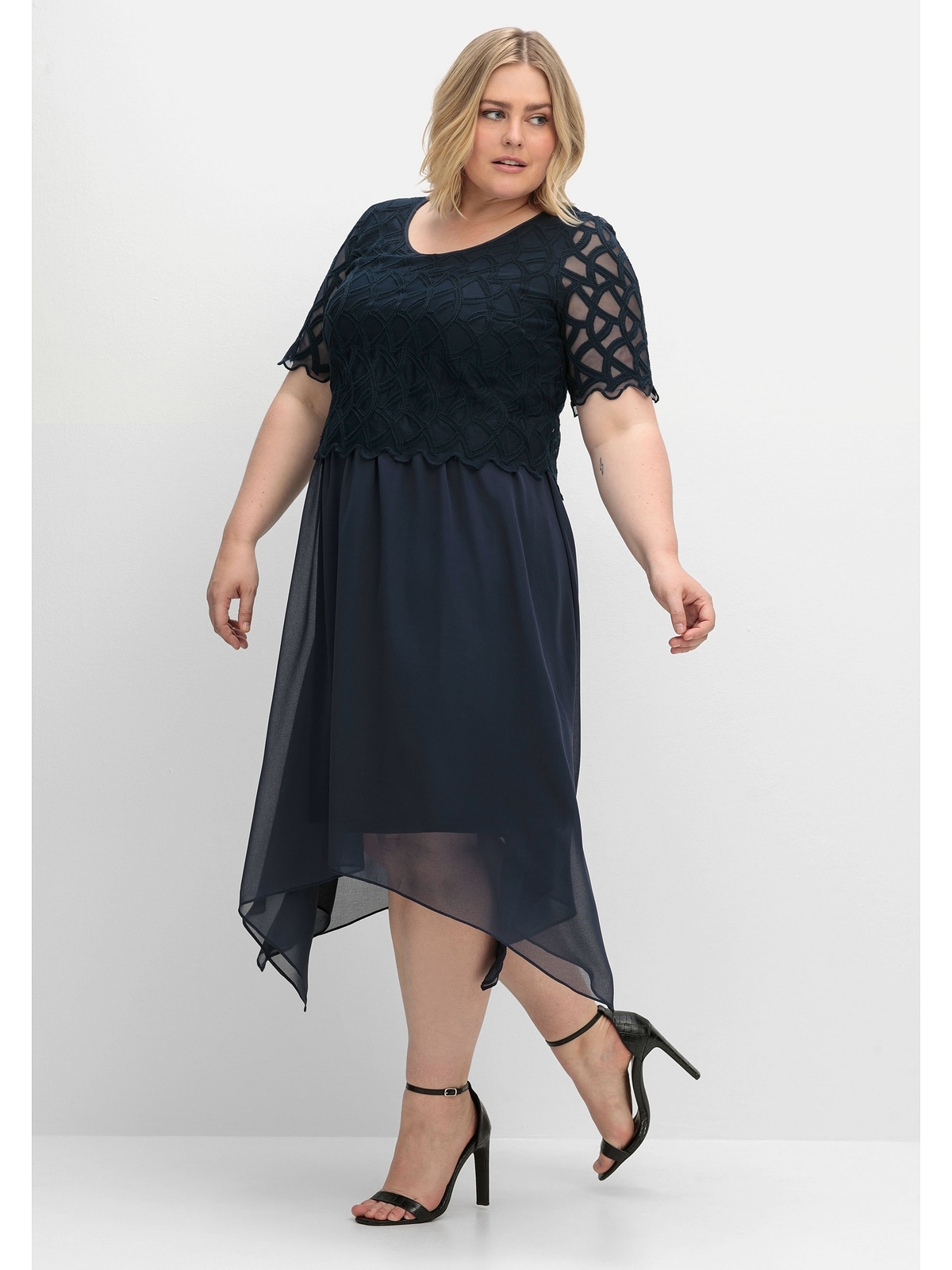 Sheego Abendkleid »Große Größen«, aus Chiffon, mit Zierbortenstickerei  online kaufen | I'm walking