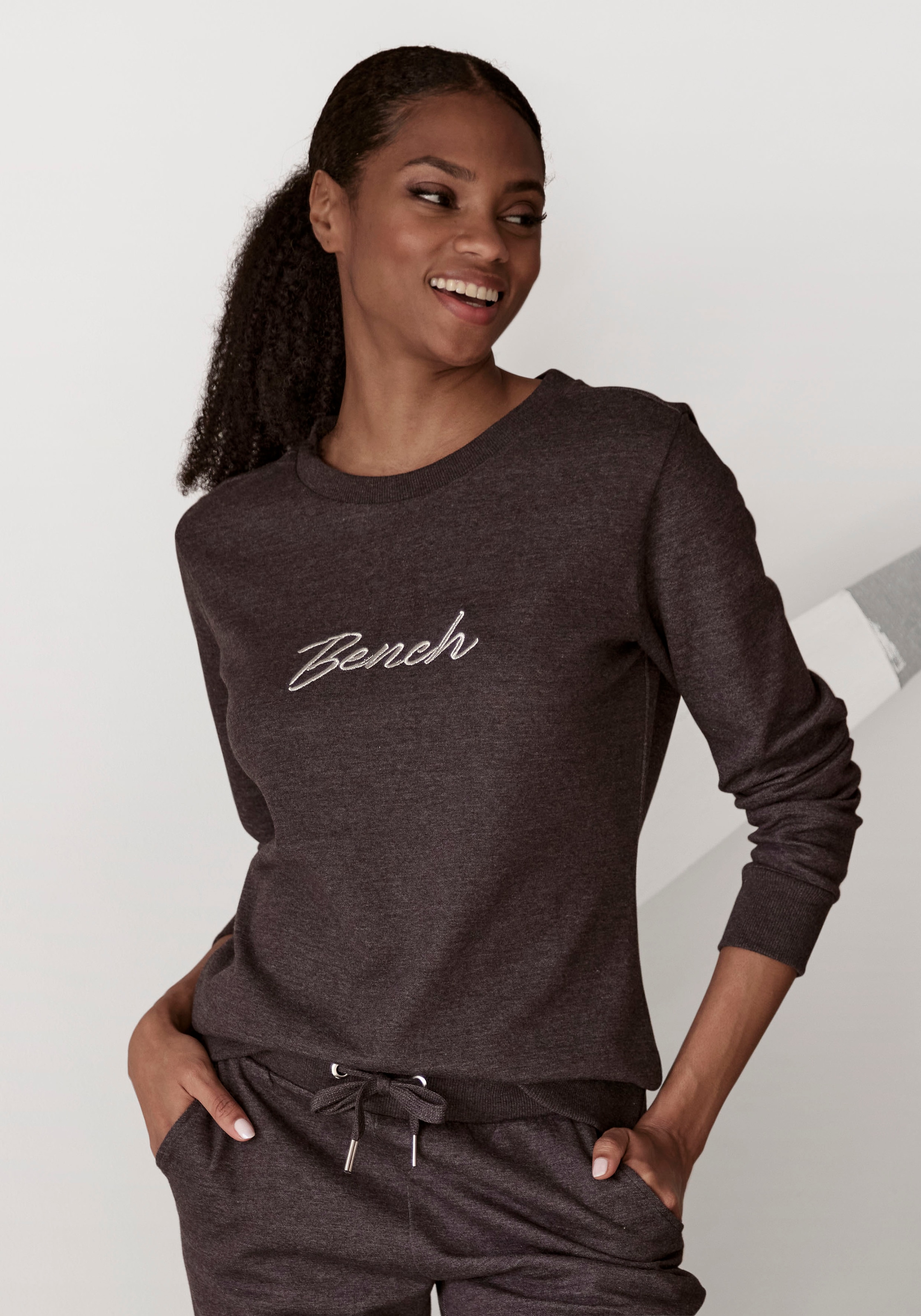 Loungewear »-Loungeshirt«, Sweatshirt | Bench. glänzender Loungewear, mit online I\'m Loungeanzug Logostickerei, kaufen walking