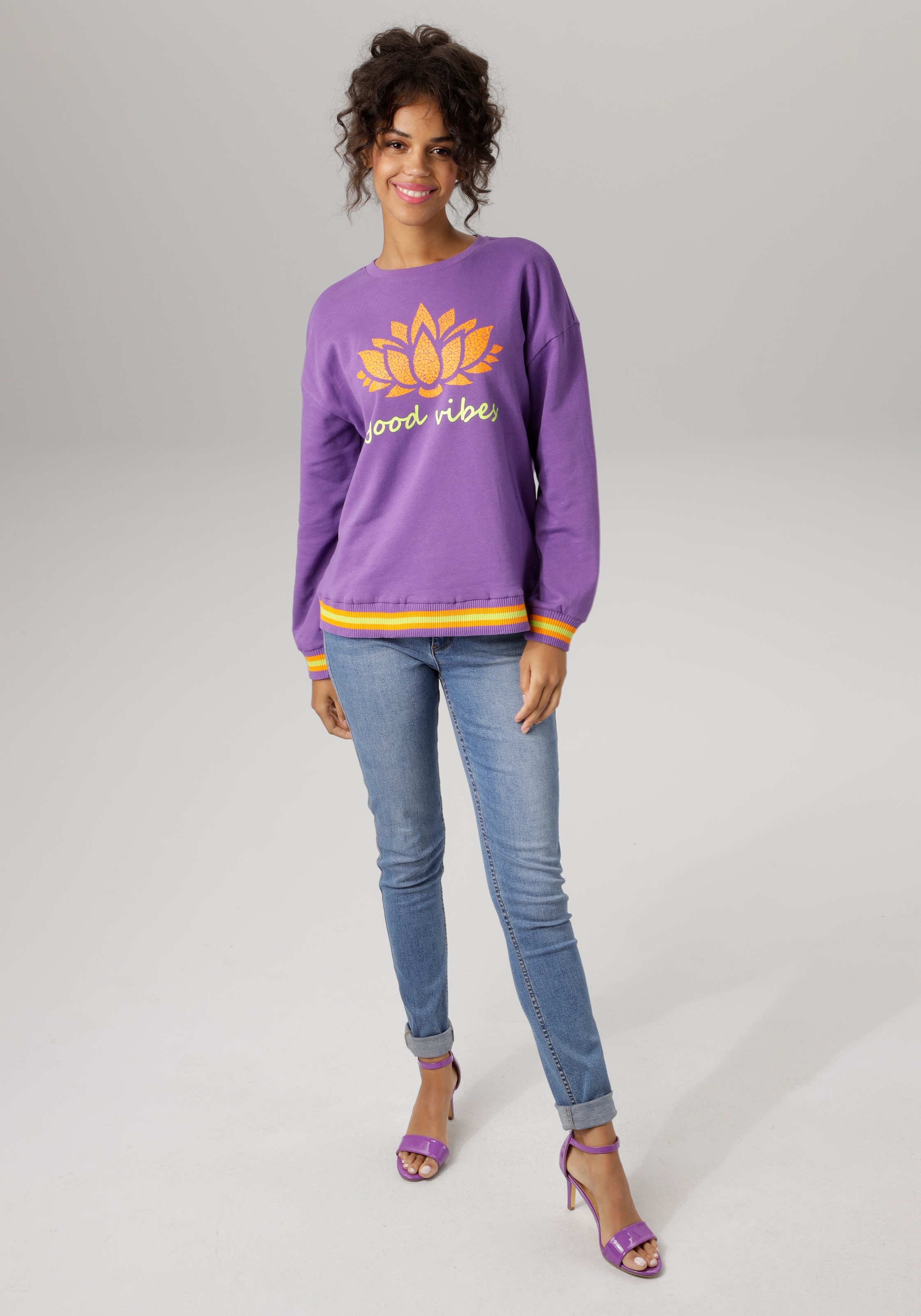 Aniston CASUAL Sweatshirt, Frontdruck mit abstrakter Seerose und Schriftzug  online