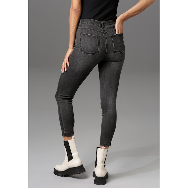 Aniston CASUAL Skinny-fit-Jeans, regular waist - mit ausgefransten  Beinabschluss online | I\'m walking