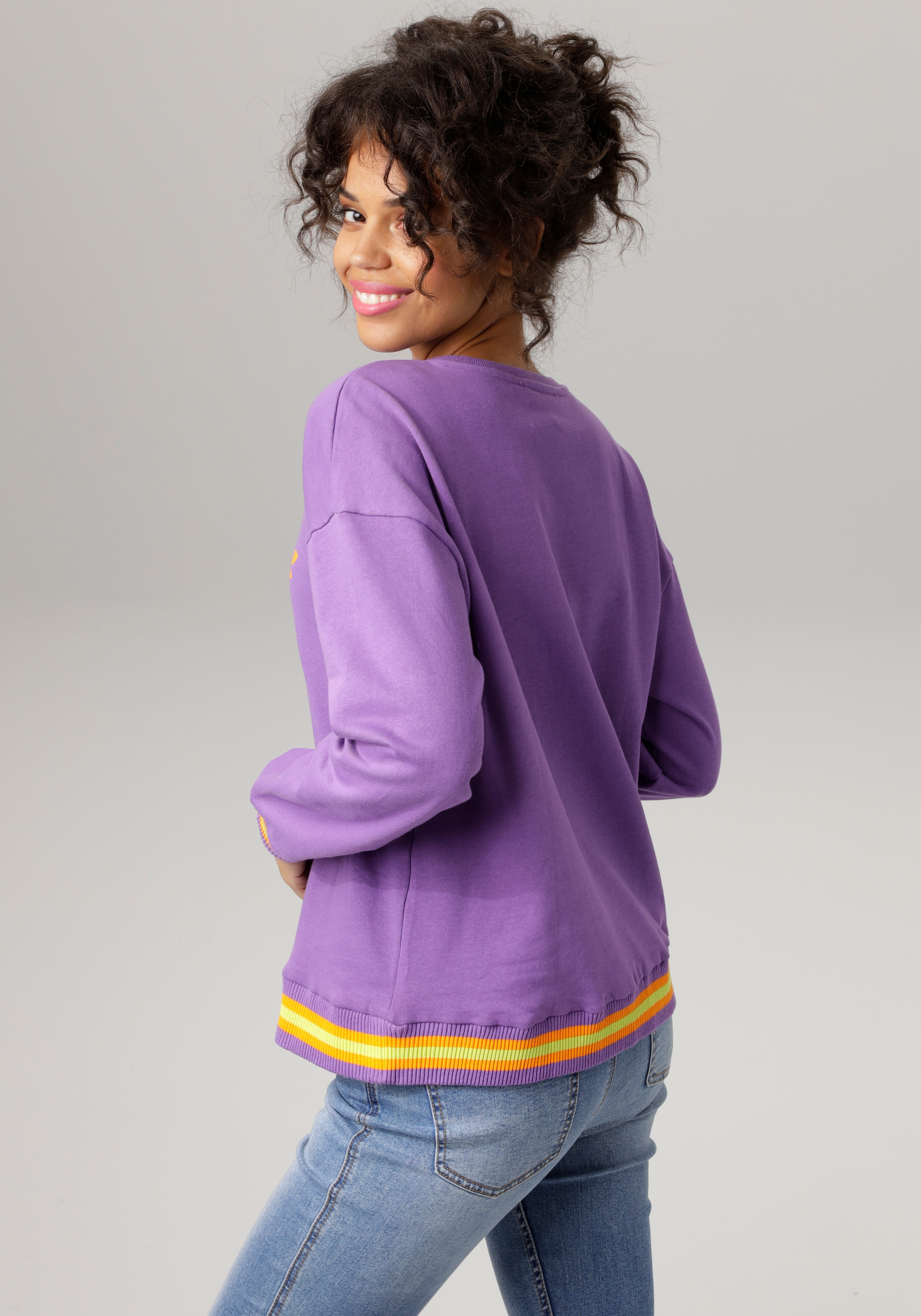 Aniston CASUAL Sweatshirt, Frontdruck mit abstrakter Seerose und Schriftzug  online