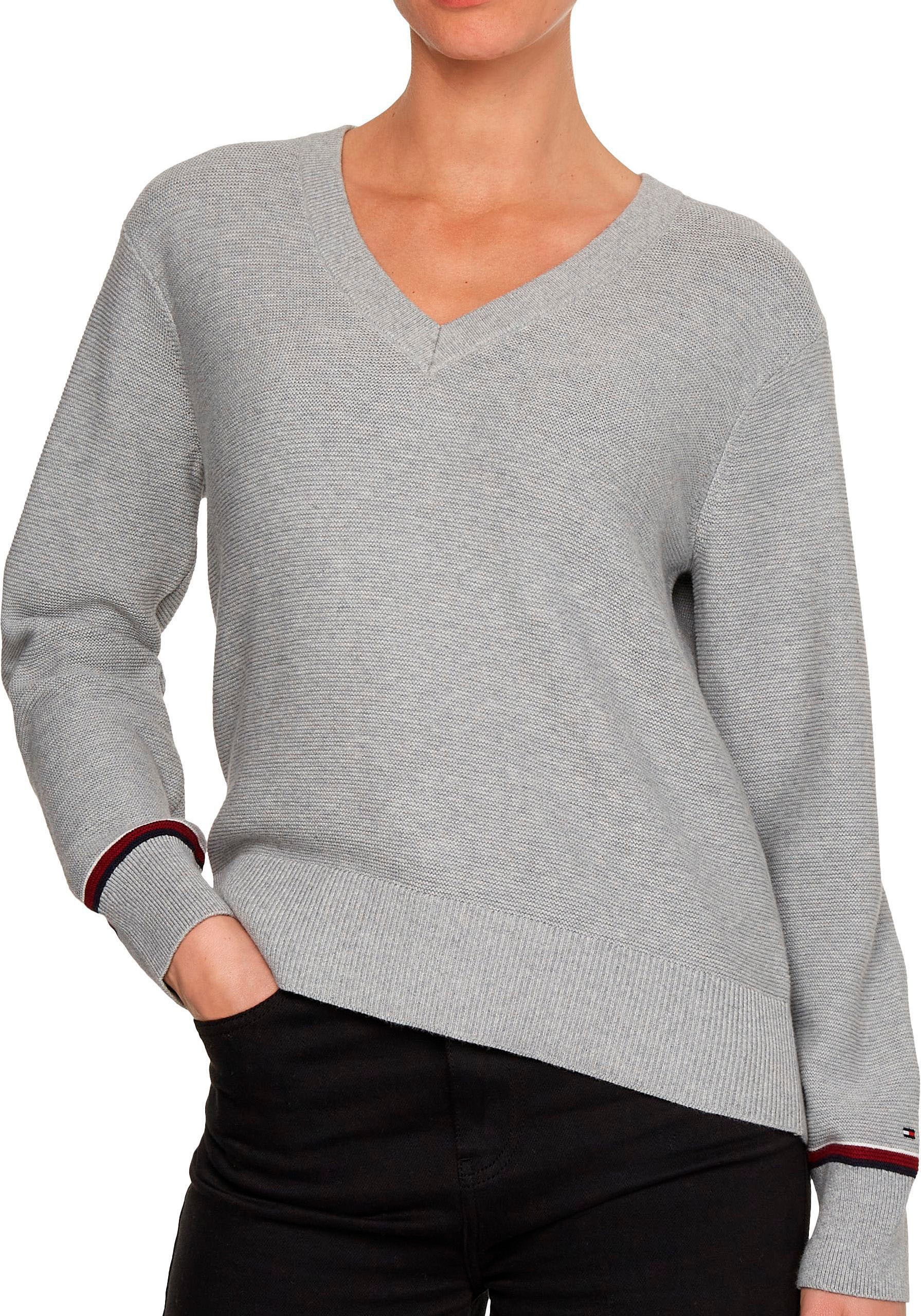 Tommy Hilfiger V-Ausschnitt-Pullover GLOBAL STP V-NK SWEATER mit Global Stripe &amp; Tommy Hilfiger Markenlabel