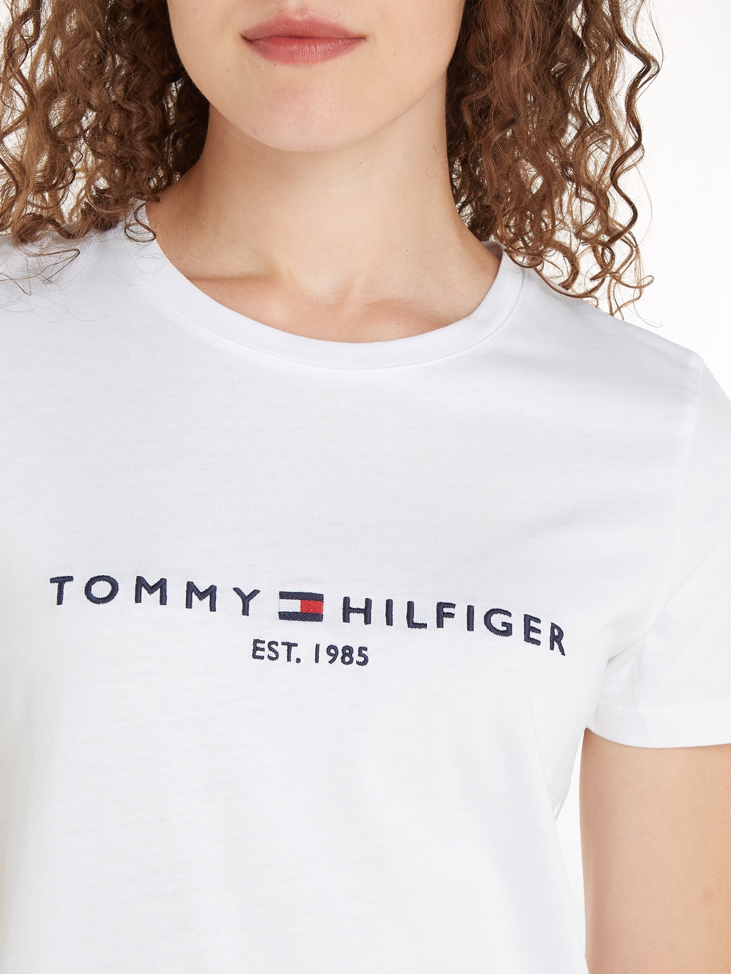 Tommy Hilfiger C-NK TEE«, Rundhalsshirt mit gesticktem REG HILFIGER »HERITAGE Tommy Linear Logo-Schriftzug Hilfiger online