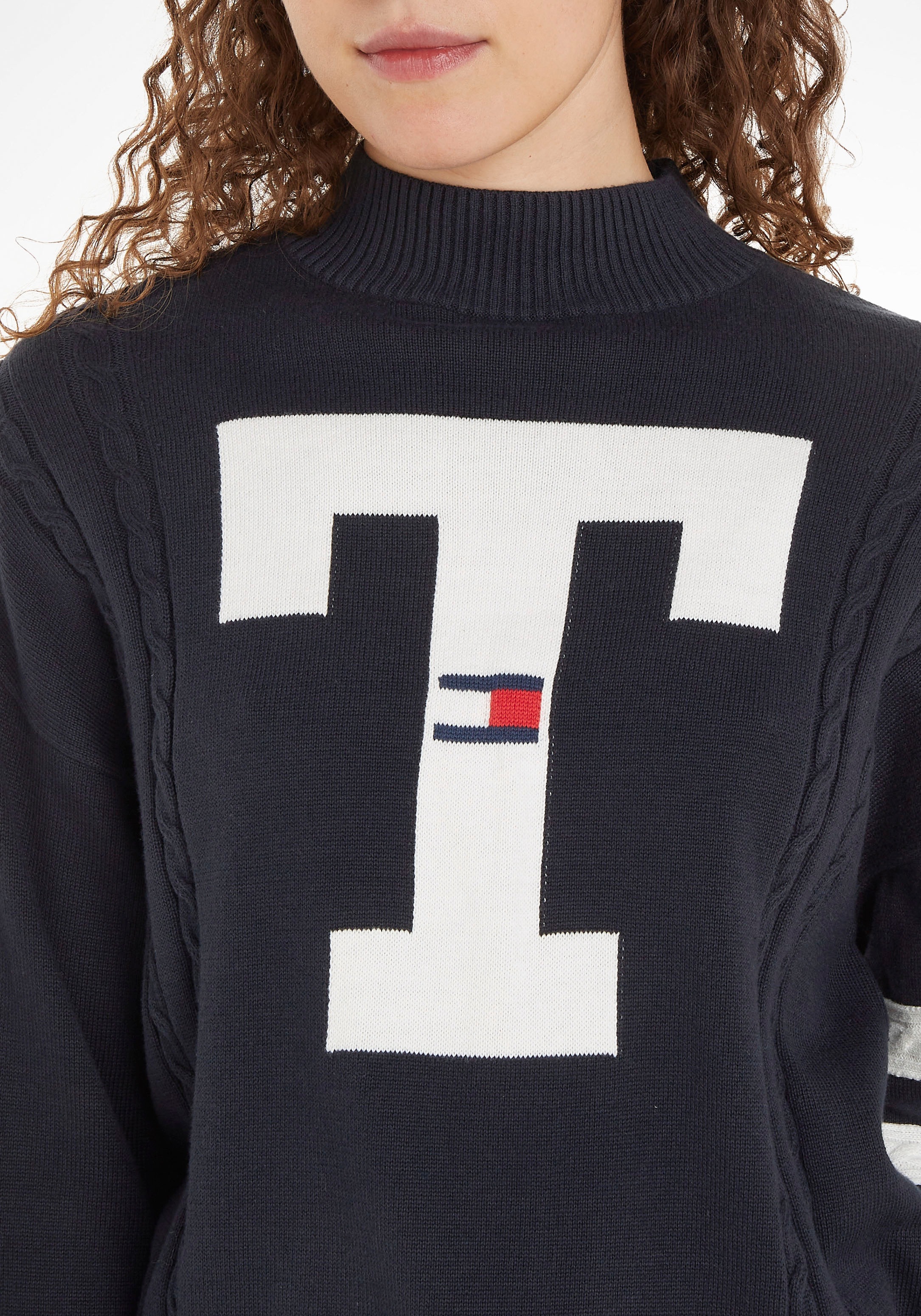 FLAG Strickpullover | »TJW Tommy Jeans online und LETTERMAN Patches SWEATER«, Stickereien Jeans Tommy mit walking I\'m
