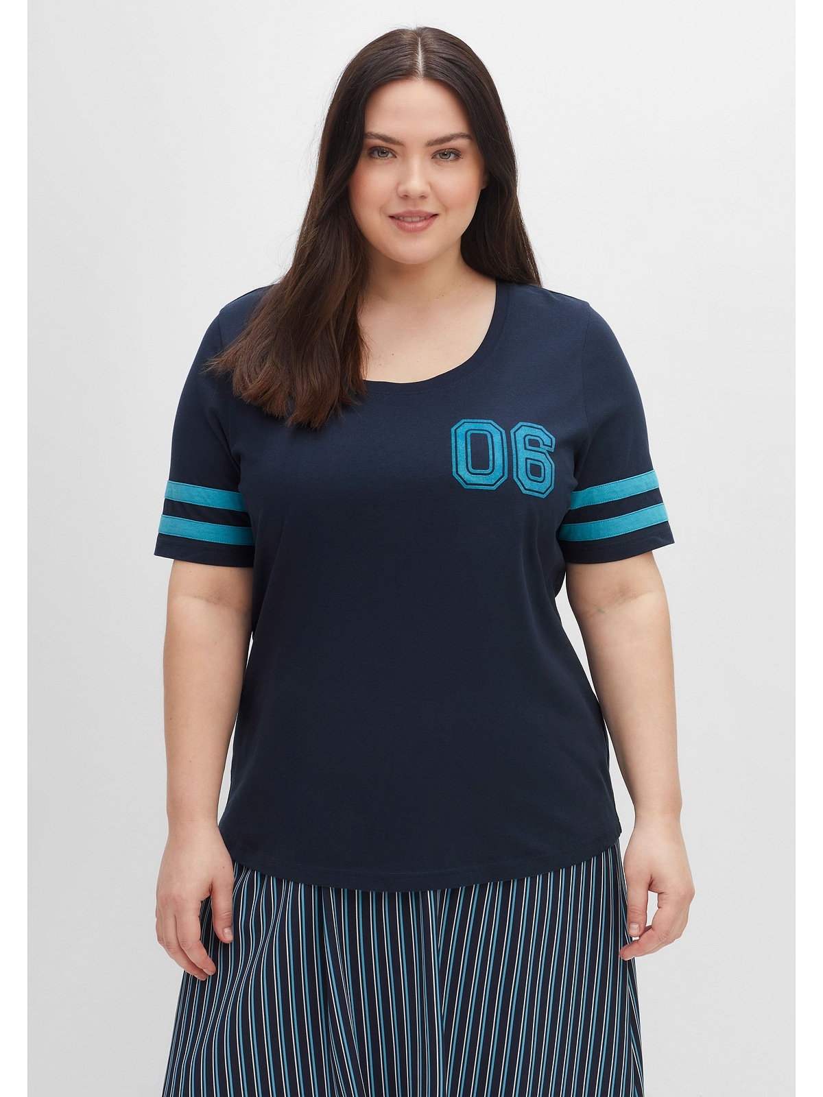 Sheego T-Shirt Große Größen im College-Stil mit Flockprint und Streifen