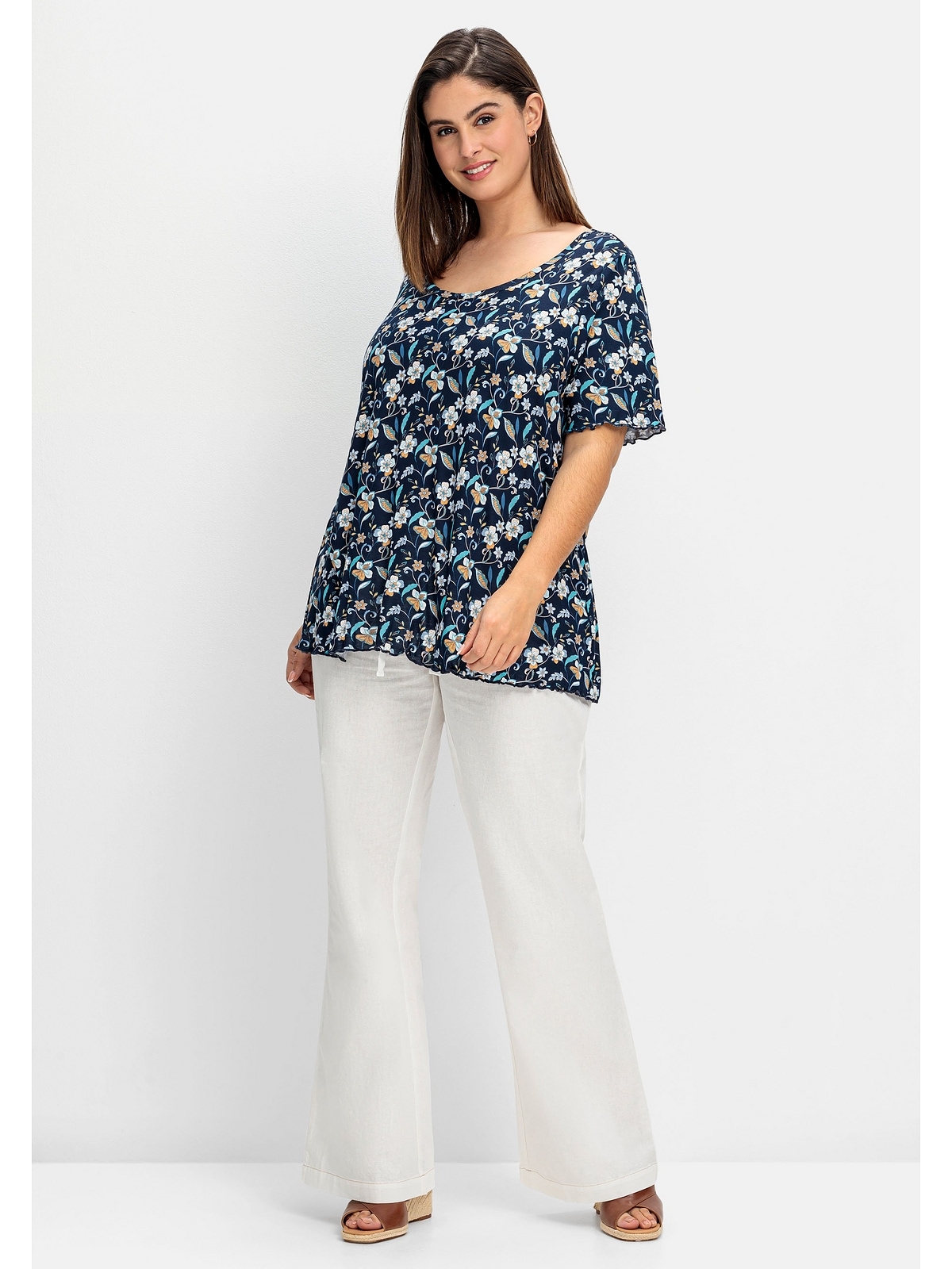 Sheego T-Shirt Große im Blumendruck und mit Rücken Cut-out Größen