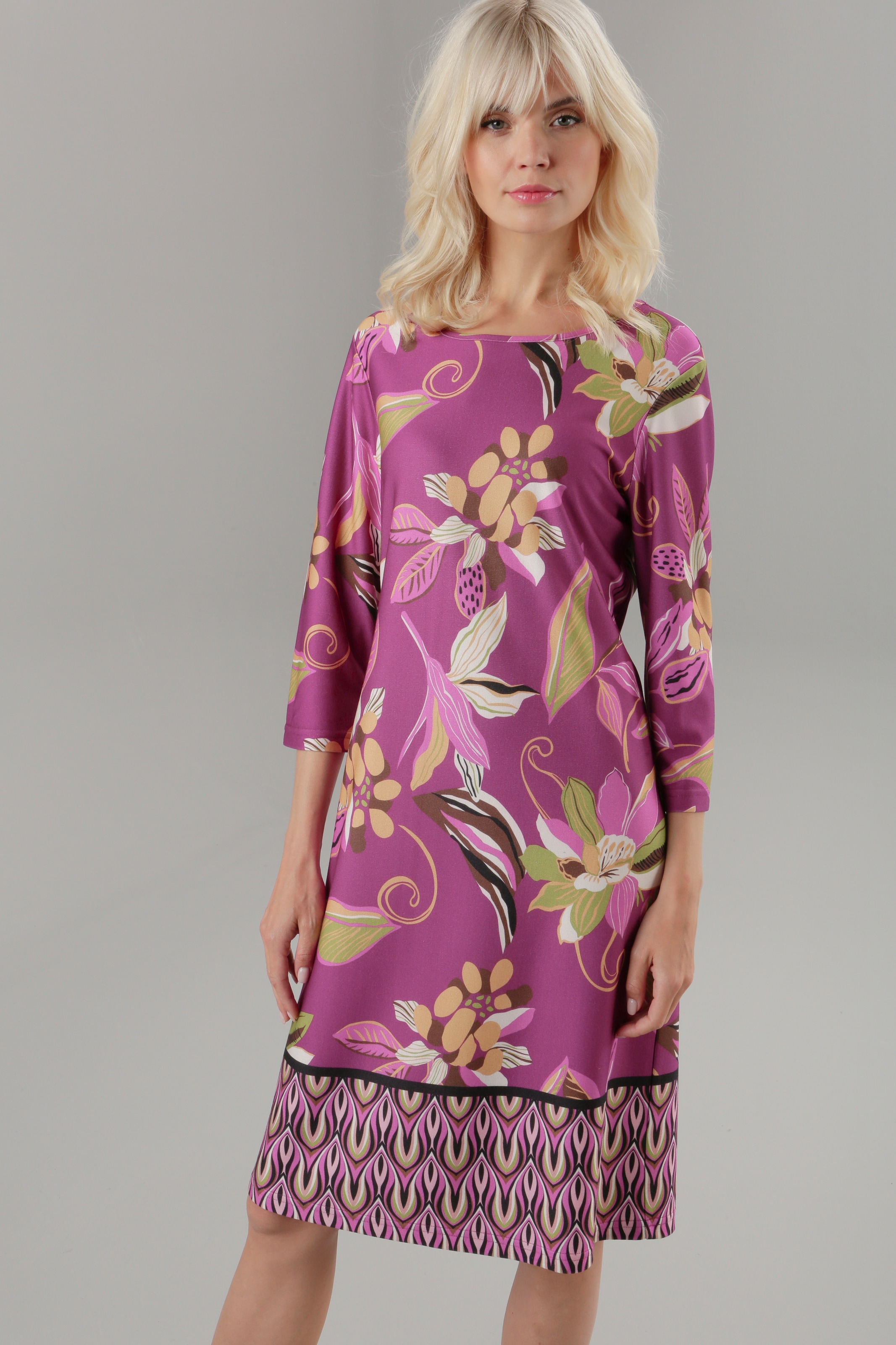 Retro-Muster Jerseykleid, Bordüre mit walking | SELECTED shoppen im I\'m Aniston aufgedruckter