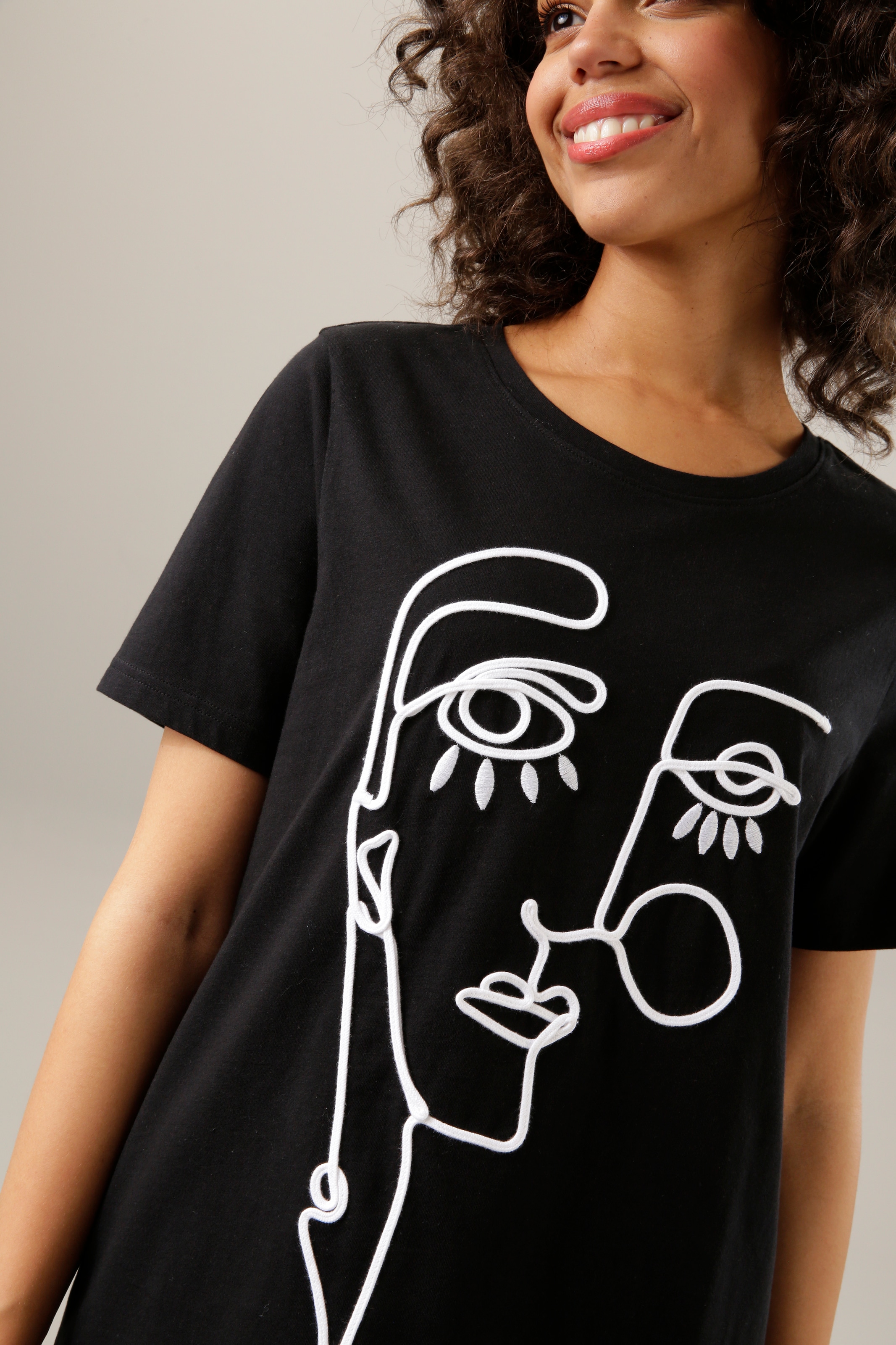 aus walking T-Shirt, | Stickerei kunstvollem Aniston CASUAL mit I\'m online und Kordel Kopf