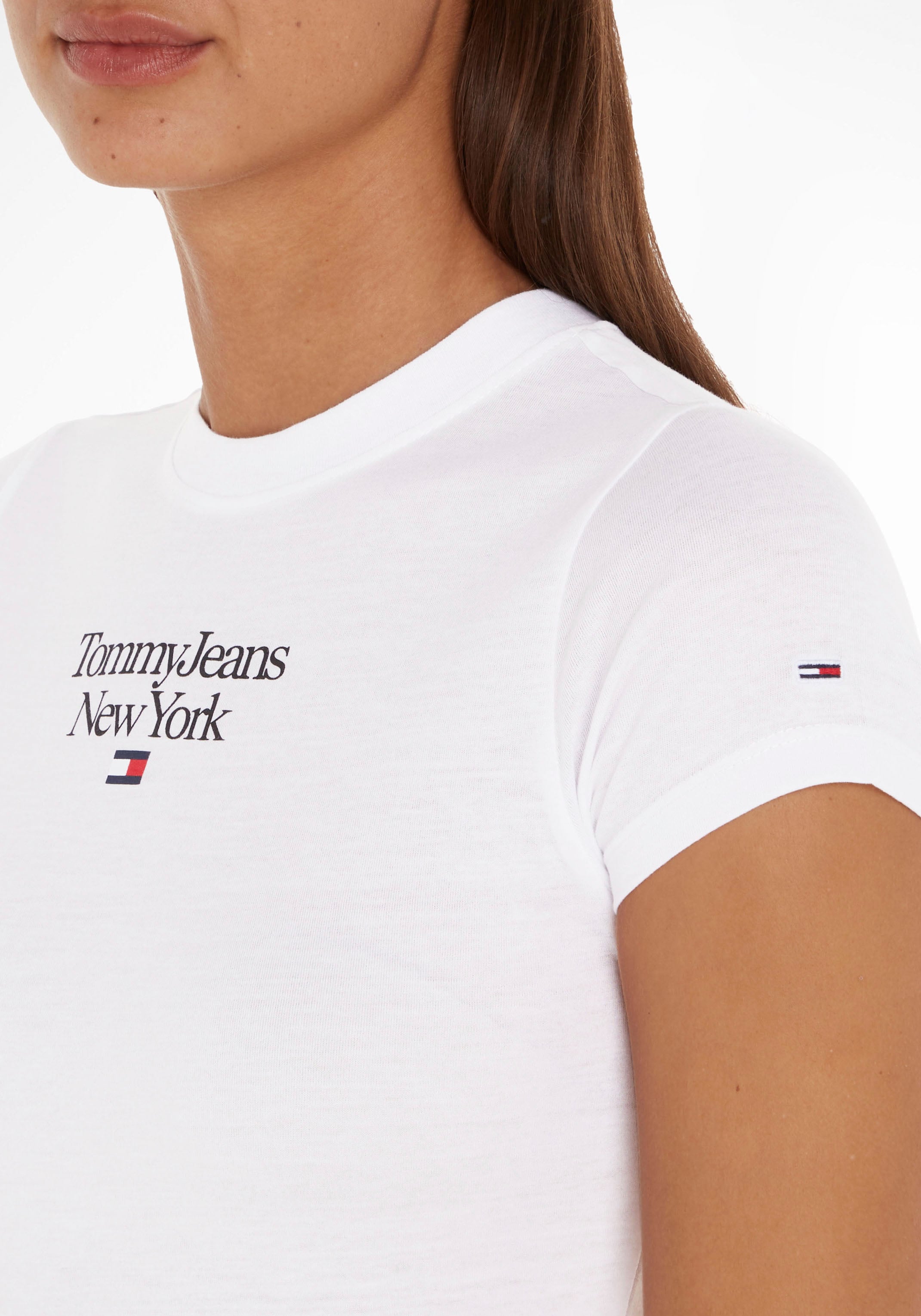 Tommy Jeans Kurzarmshirt »TJW BBY | ESSENTIAL Jeans SS«, I\'m auf walking Brusthöhe Tommy online 1 mit LOGO Label-Druck