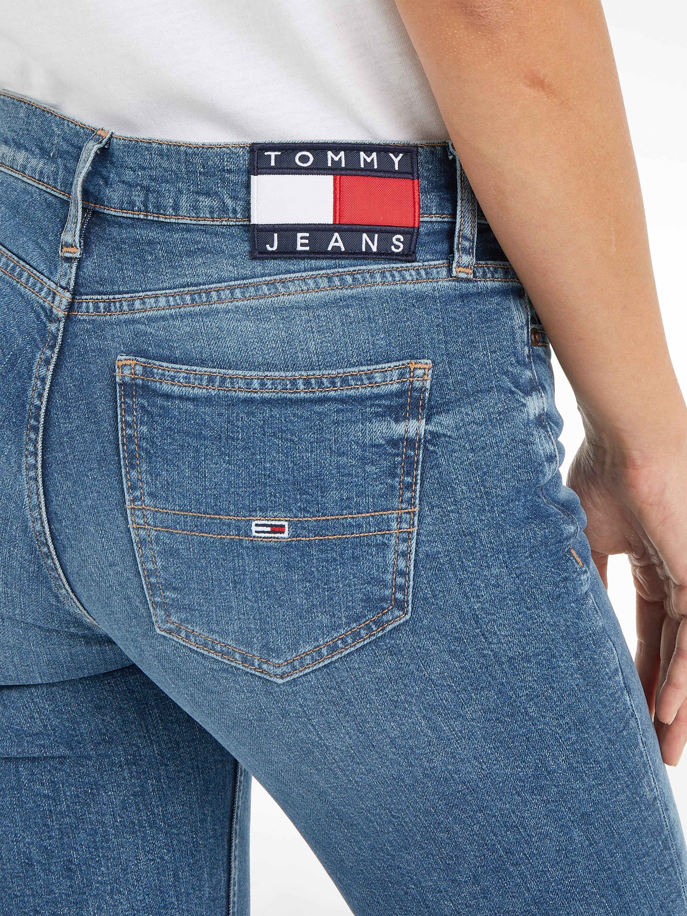Tommy Jeans online Bootcut-Jeans DG5161«, BC mit Logobadge und »MADDIE Logostickerei MR