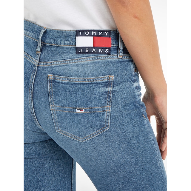 Tommy Jeans Bootcut-Jeans »MADDIE MR BC DG5161«, mit Logobadge und  Logostickerei online