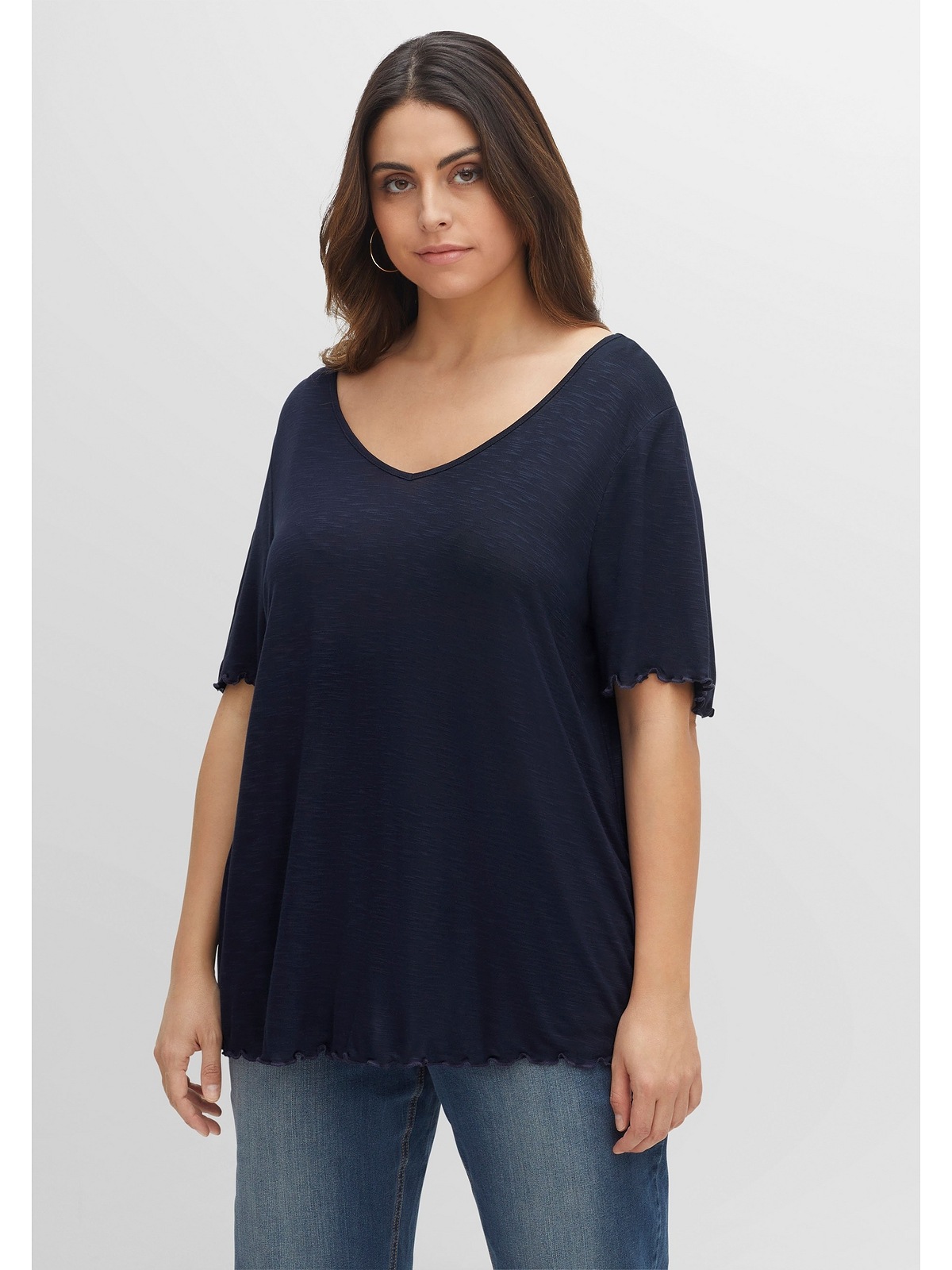 Sheego T-Shirt und Größen«, »Große weitem kaufen V-Ausschnitt Rollkanten mit