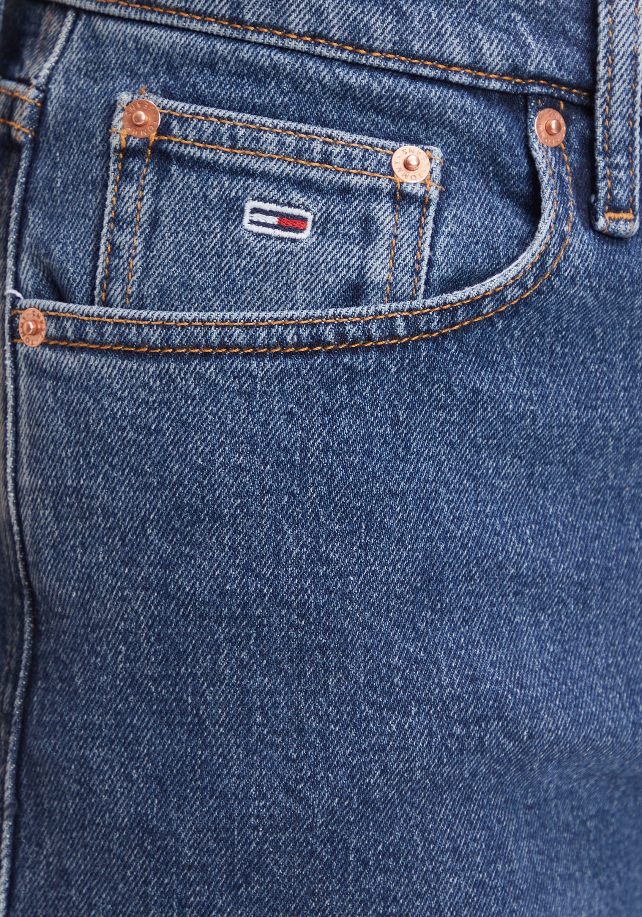 Tommy Jeans Loose-fit-Jeans »Betsy«, mit klassischem Tommy Jeans Badge  hinten online | I\'m walking
