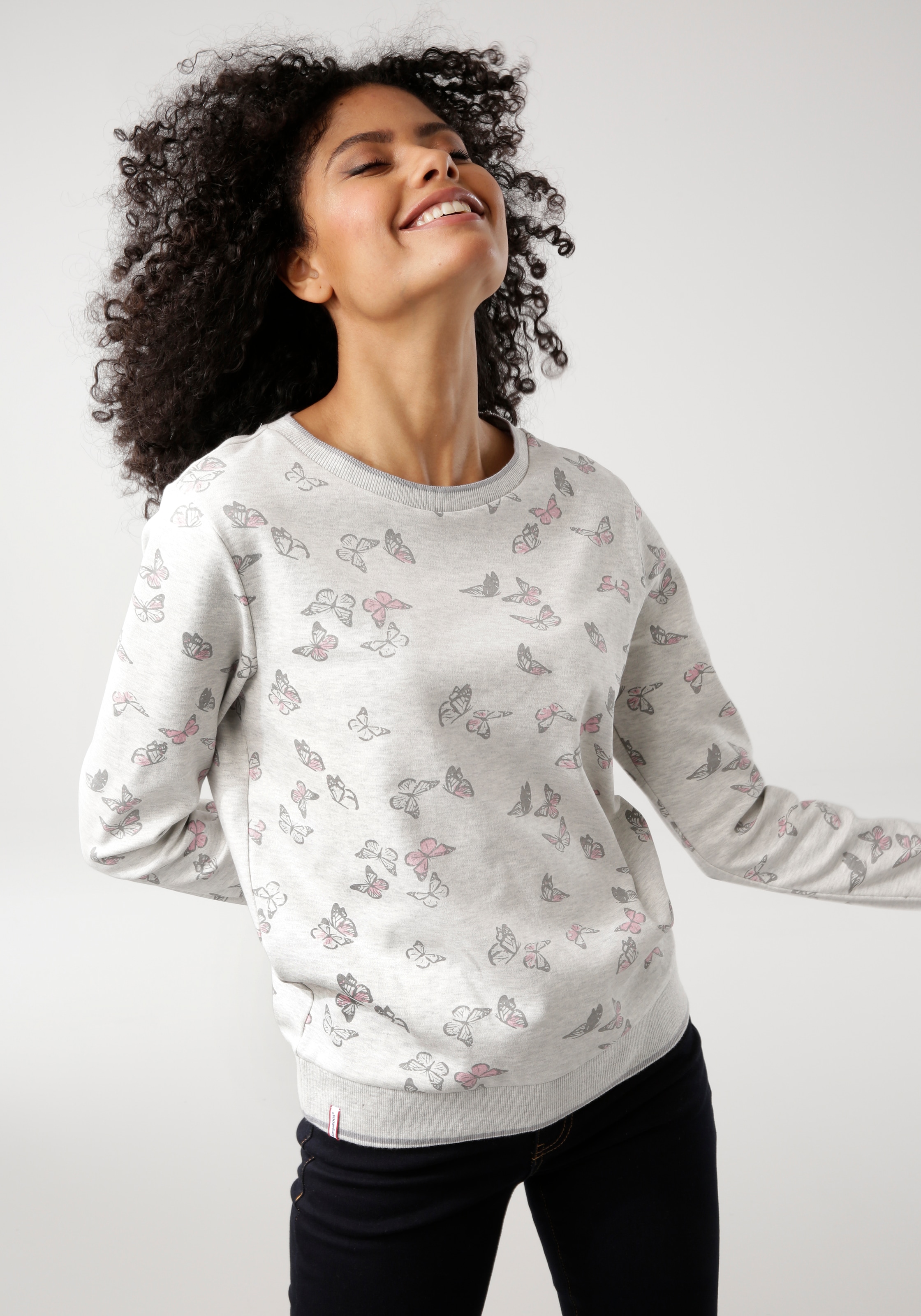 KangaROOS Sweatshirt, mit trendigem Schmetterlings-Allover-Druck walking shoppen I\'m 