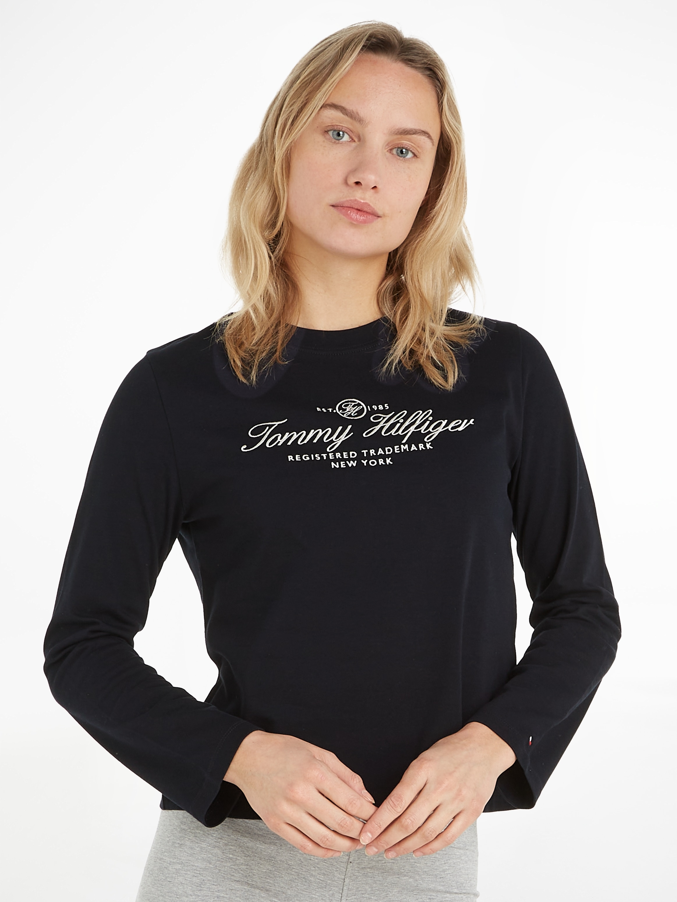 Tommy Hilfiger Langarmshirt, mit dezentem Markenlabel walking auf dem I\'m kaufen Ärmelabschluss online 