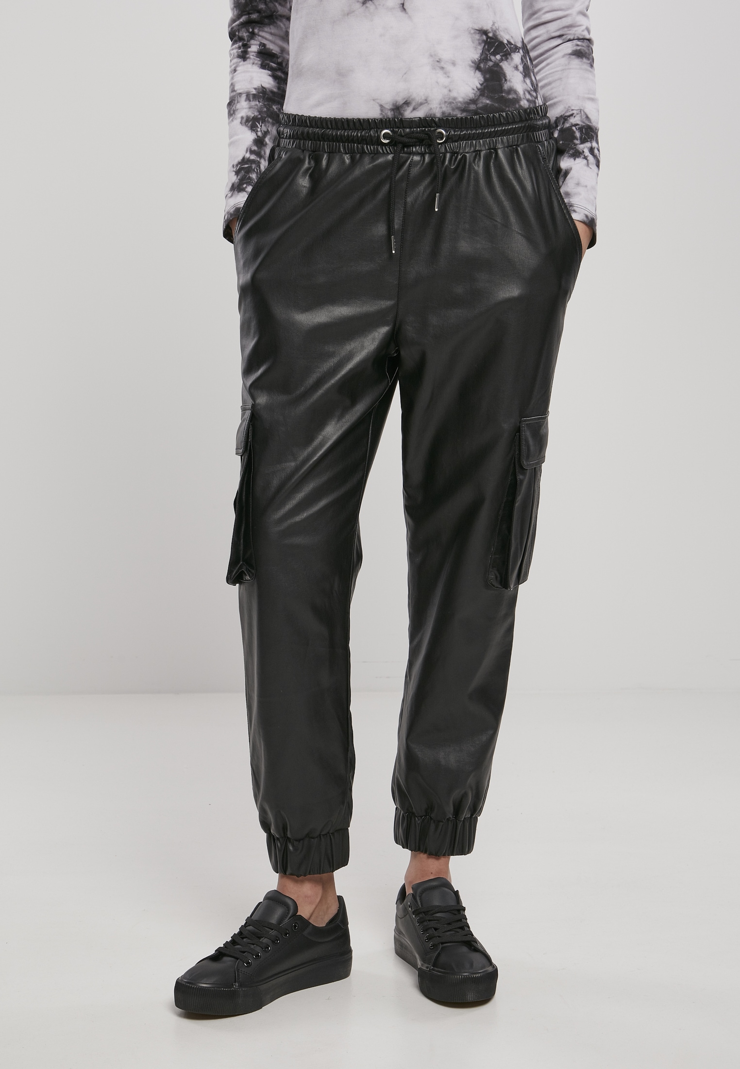 URBAN CLASSICS Cargohose »Damen Ladies Faux Leather Cargo Pants«, (1 tlg.)  online kaufen | I'm walking
