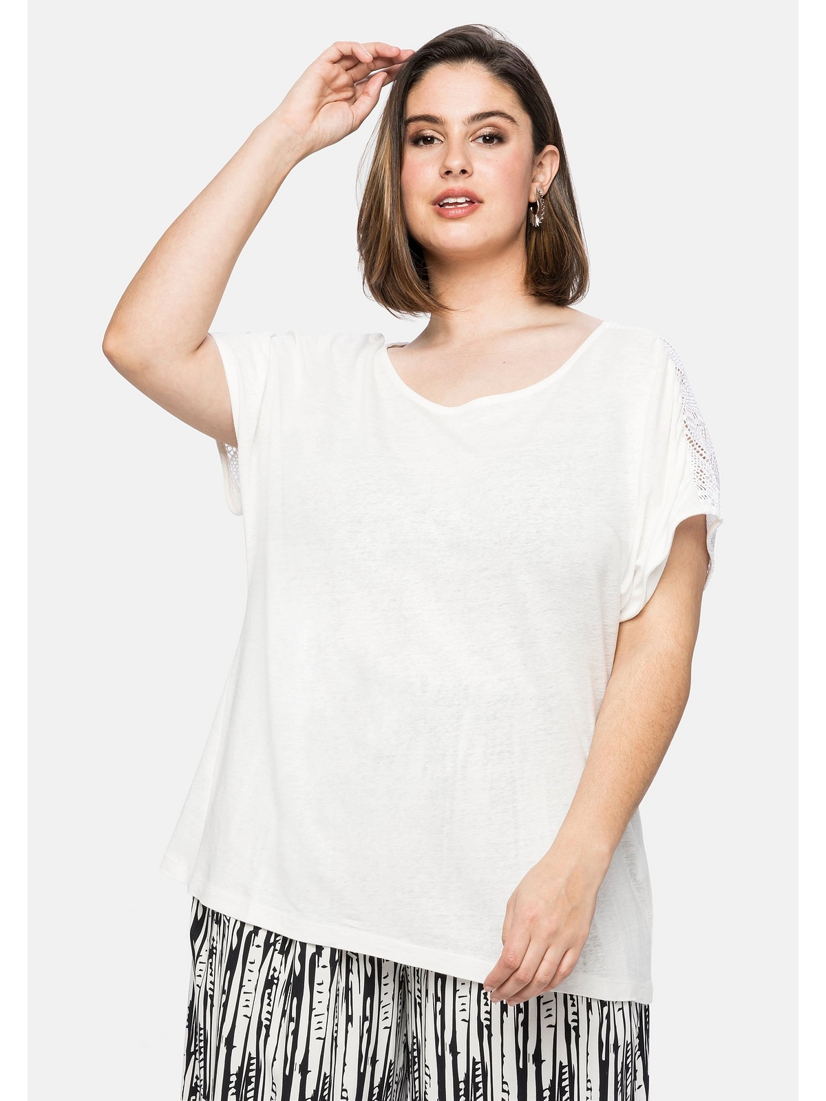 Sheego T-Shirt »Große Größen«, Ajourmuster-Passe im Leinenmix, hinten mit kaufen