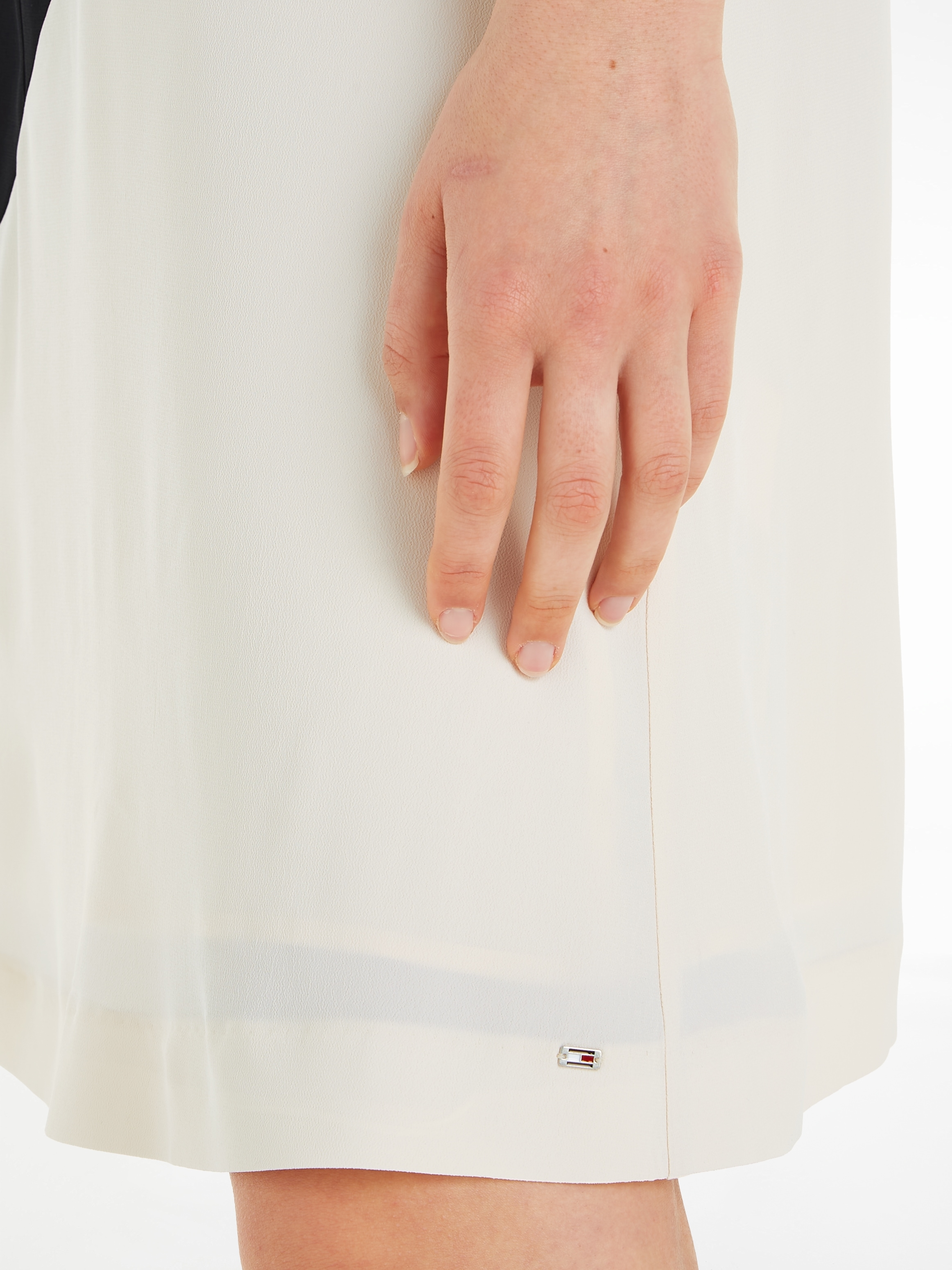 Tommy Hilfiger Blusenkleid »VISCOSE BLOCKED I\'m | walking kaufen mit online KNEE Logopatch DRESS«