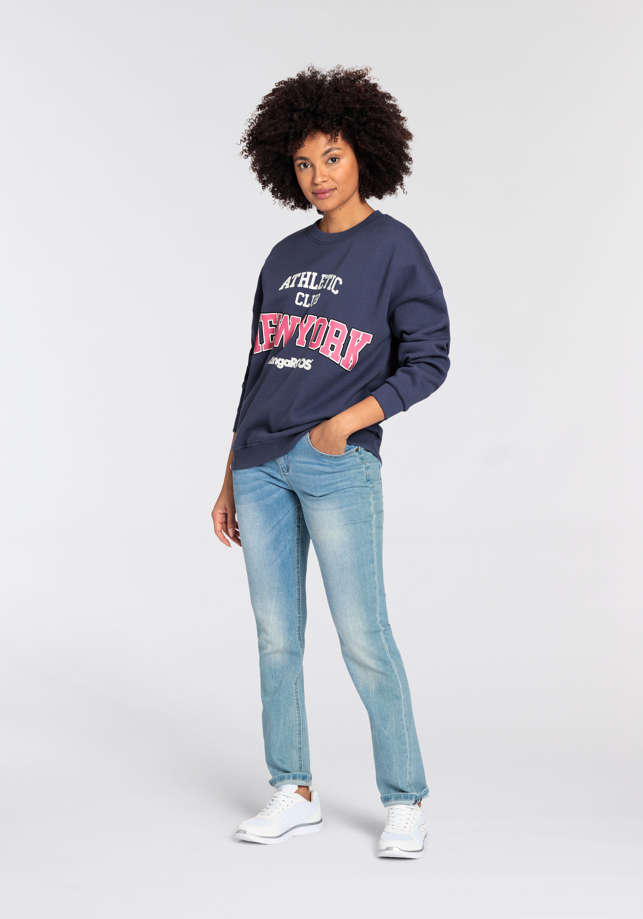 KangaROOS Sweatshirt, mit großem Logodruck KOLLEKTION walking College-Style im I\'m kaufen - | online NEUE