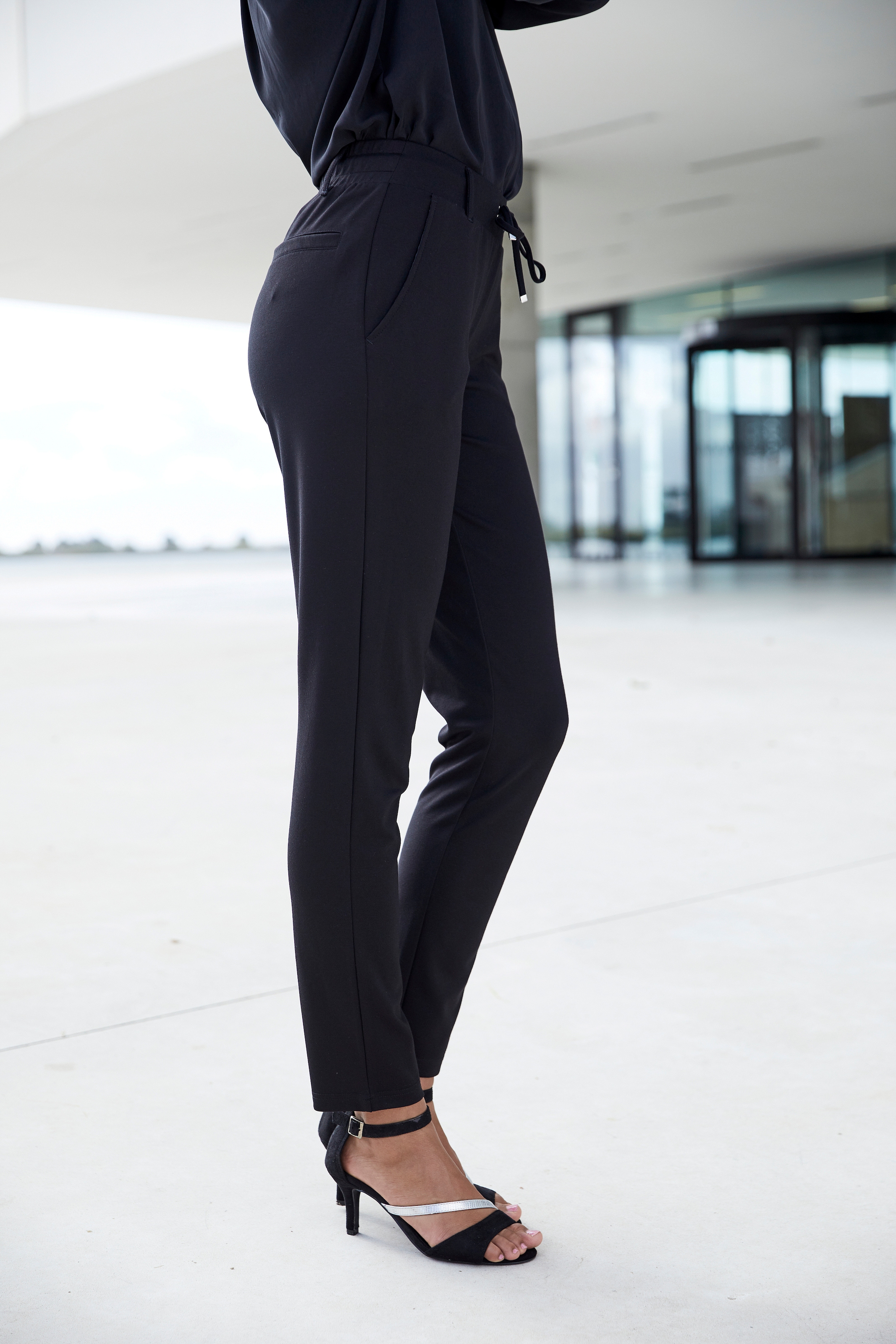 und online Jogger elastischem Gürtelschlaufen, Pants, Loungeanzug mit (1 LASCANA Loungewear, Bund tlg.),