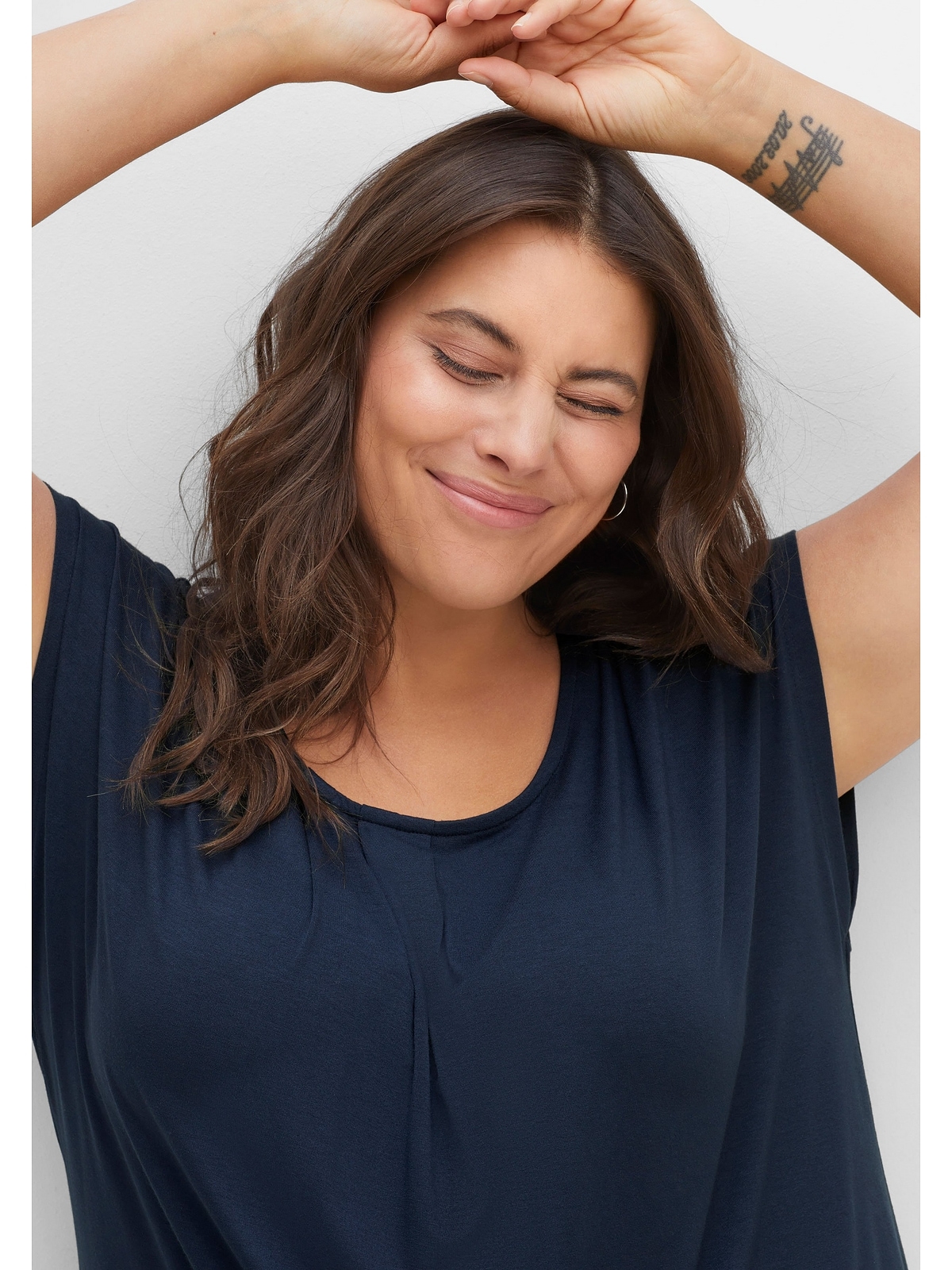 Sheego T-Shirt gelegten Größen«, Falten, mit bestellen angenehmem Viskosemix »Große aus