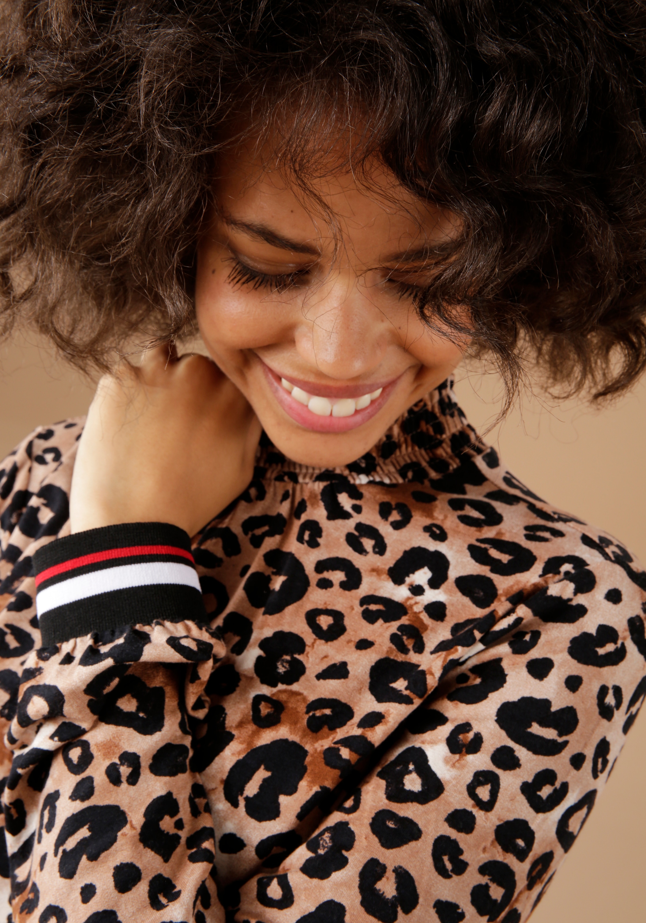 Aniston CASUAL Langarmshirt, mit trendigem Animal-Print und gestreiften  Bündchen online | I\'m walking