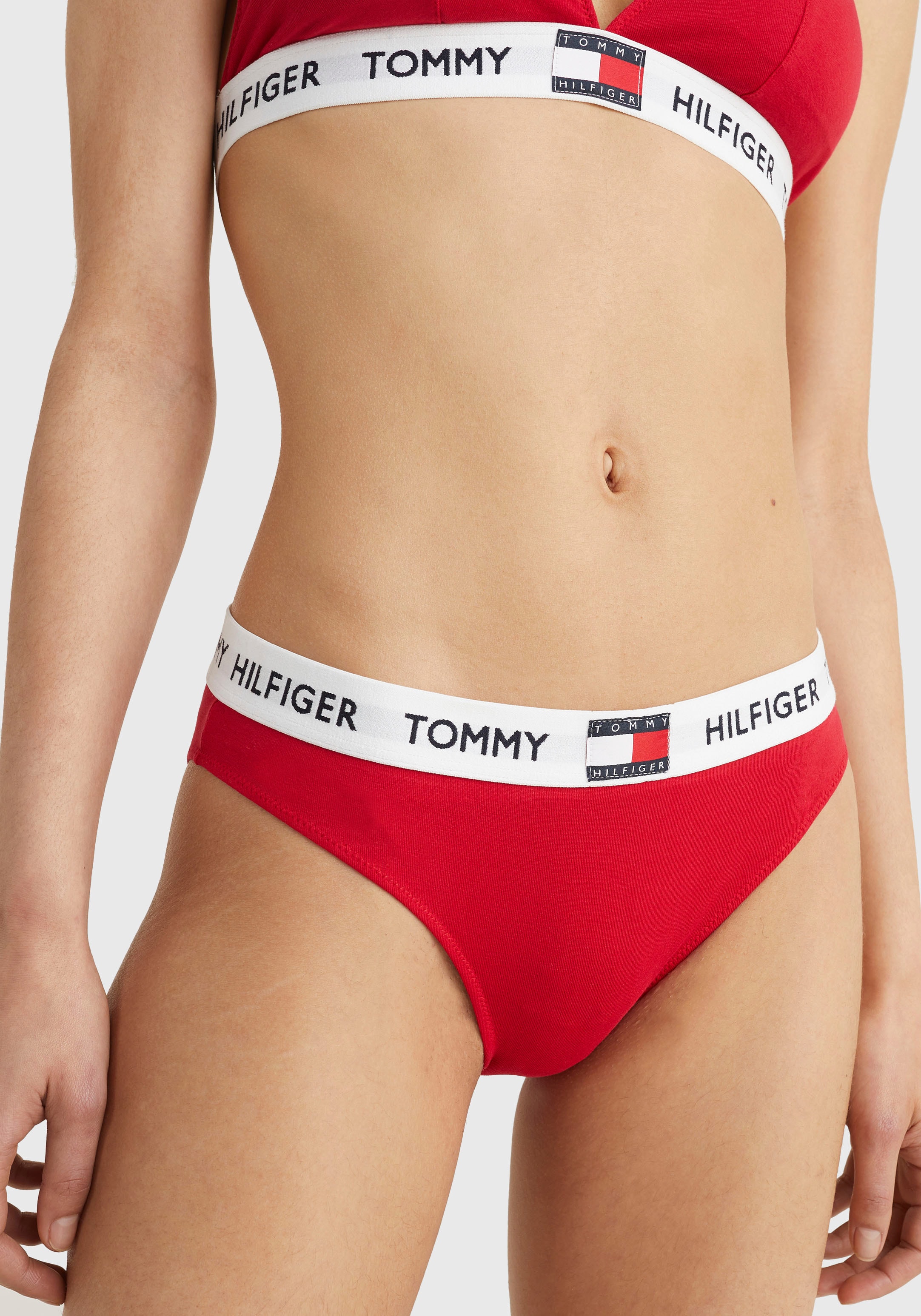 Tommy Hilfiger Underwear Bikinislip »BIKINI«, mit kontrastfabenem Bund &  Tommy Hilfger Logo-Badge & Wäsche auf Rechnung bestellen